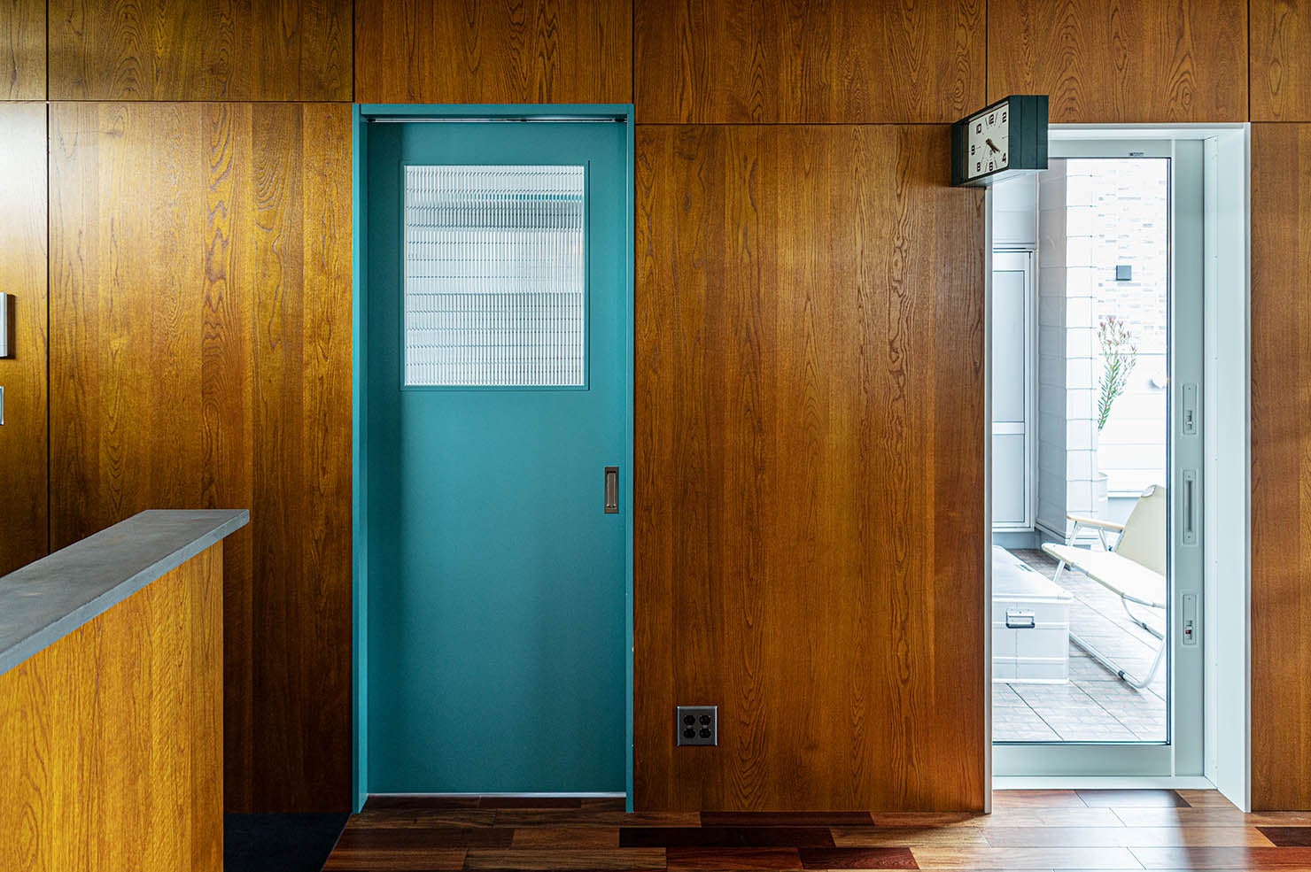 オリジナルドア グレイグリーン&特注ウッドパネル