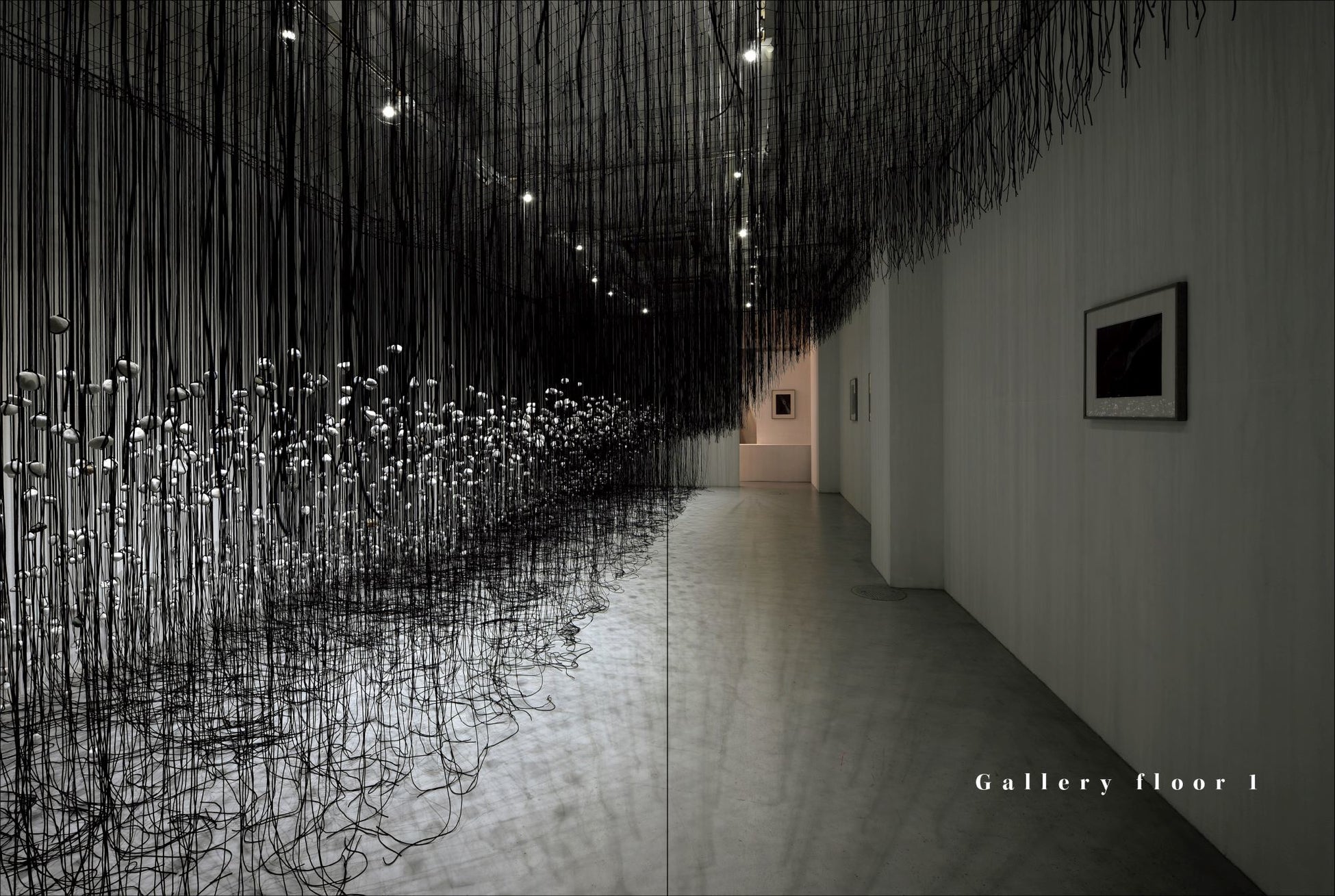 塩田千春《Will of the Universe/宇宙のいし》2021年 展示風景(図版ページより) © Chiharu Shiota and VG Bild-Kunst Bonn, 2022 Photo:怡土鉄夫