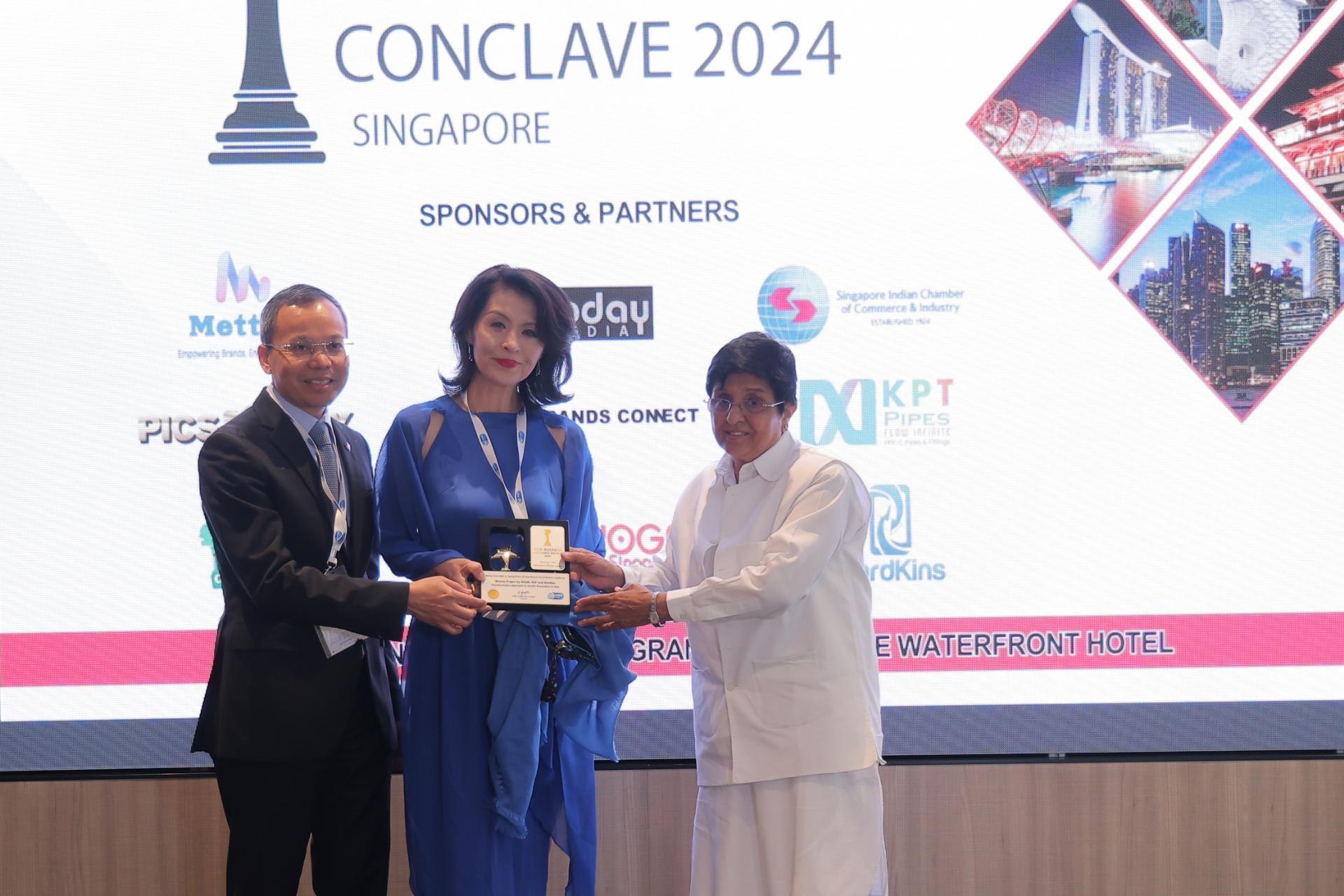 NCSMとACFを代表して受賞した、ACF代表理事河原ノリエ（写真中央）