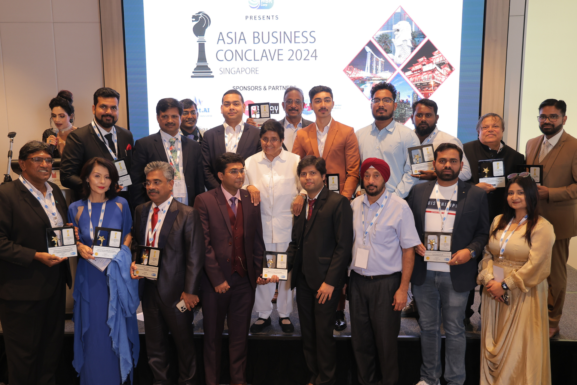 受賞者でのフォトセッション、前列左端　NCSM Dr Murallitharan Munisamy、前列左から２番目：代表理事河原ノリエ