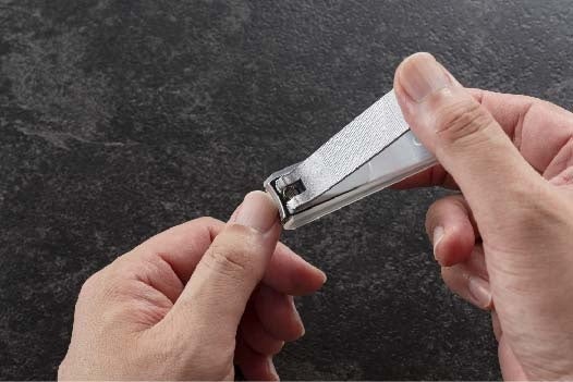 爪を切る姿、深爪もキャッチします。