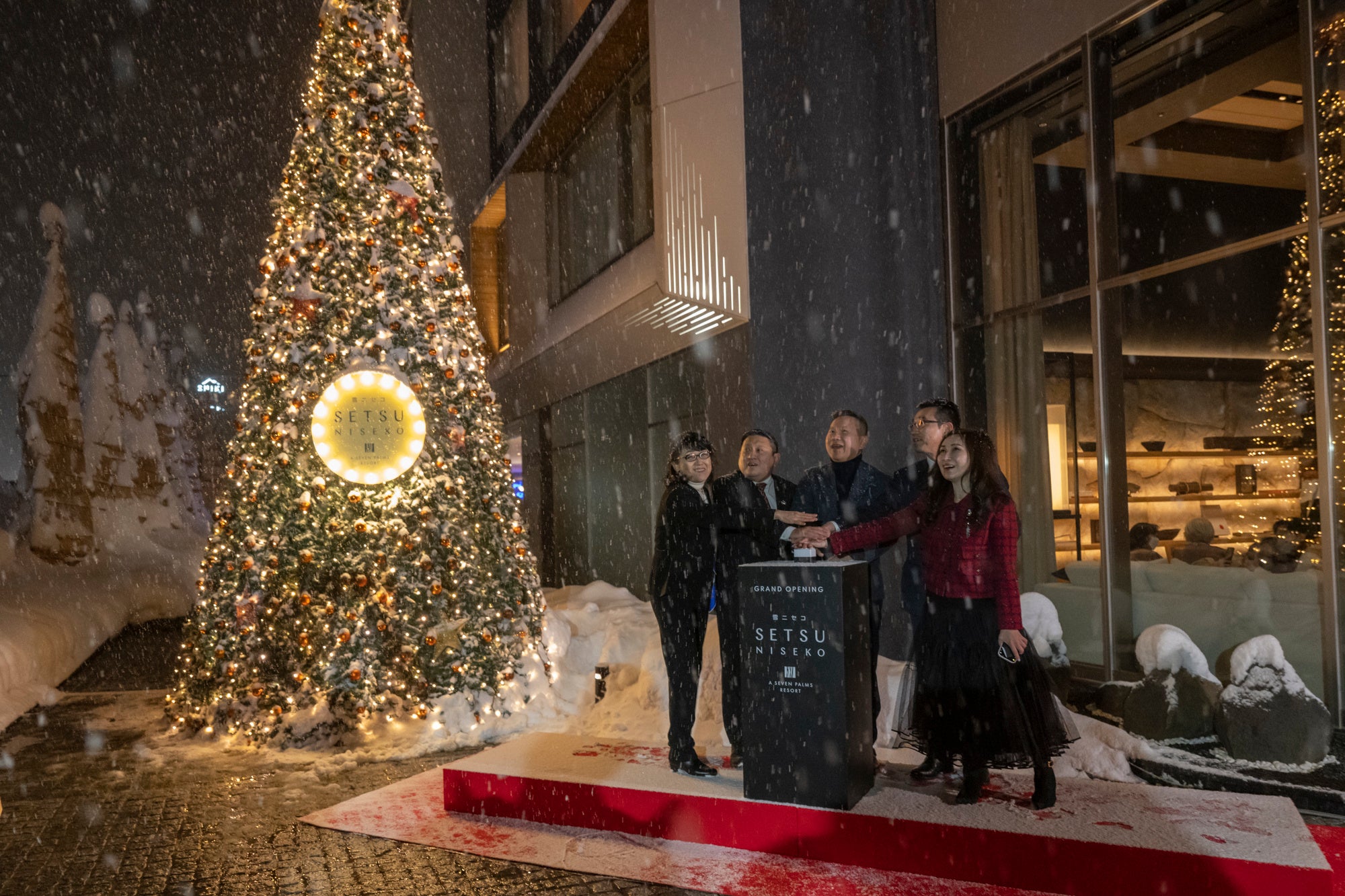 ​（左から）ニセコマネージメントサービス代表取締役 市橋 小百合氏、駐日シンガポール共和国大使 ピーター・タン氏、SCグローバル・デベロップメンツ社 創業者兼会長 Simon Cheong氏、倶知安町長 文字一志氏、Michelle Cheong夫人。