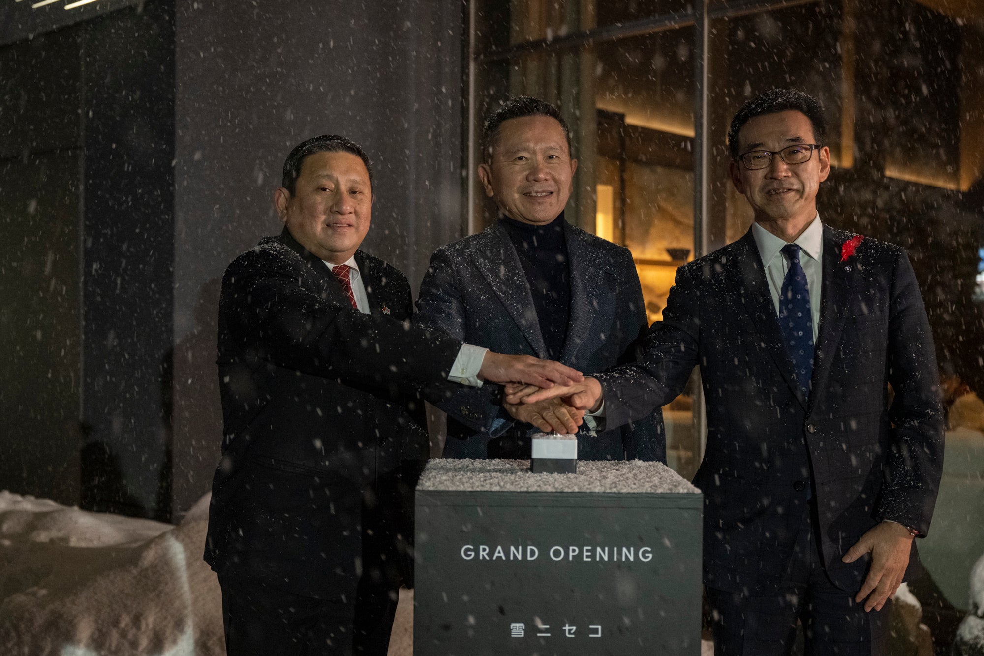 雪ニセコのグランドオープンを記念して、ホテルの正面玄関でクリスマスツリーのライトアップセレモニーと花火が打ち上げられました。