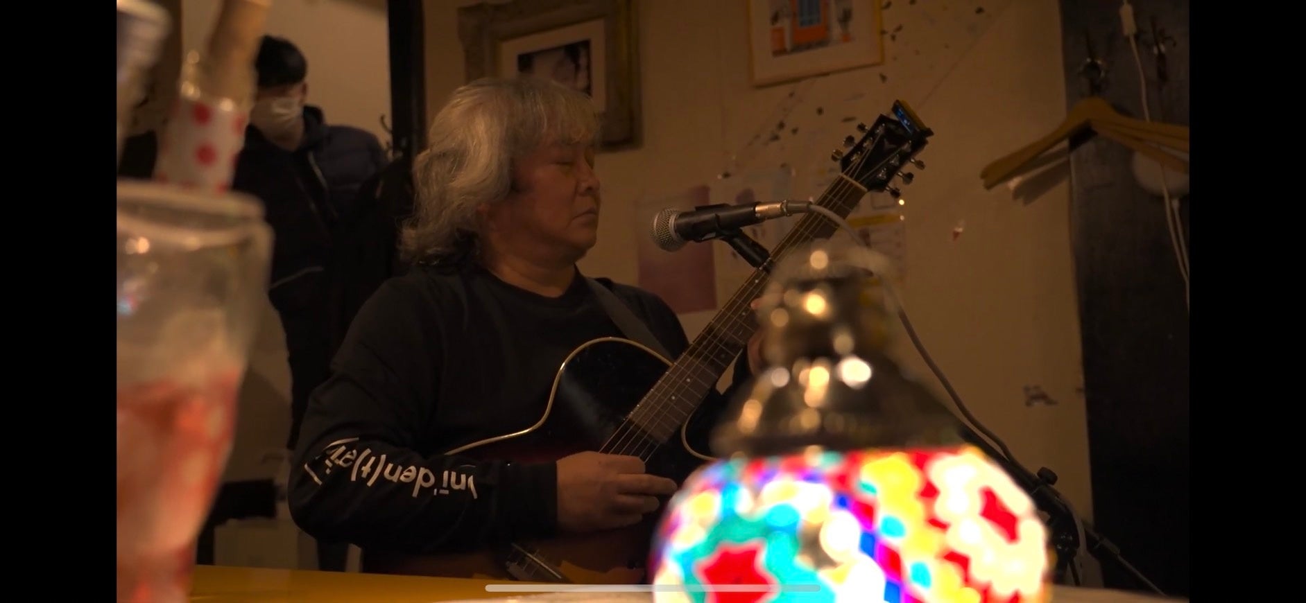 VR Musicライブで歌う原田真二氏（2022年2月）