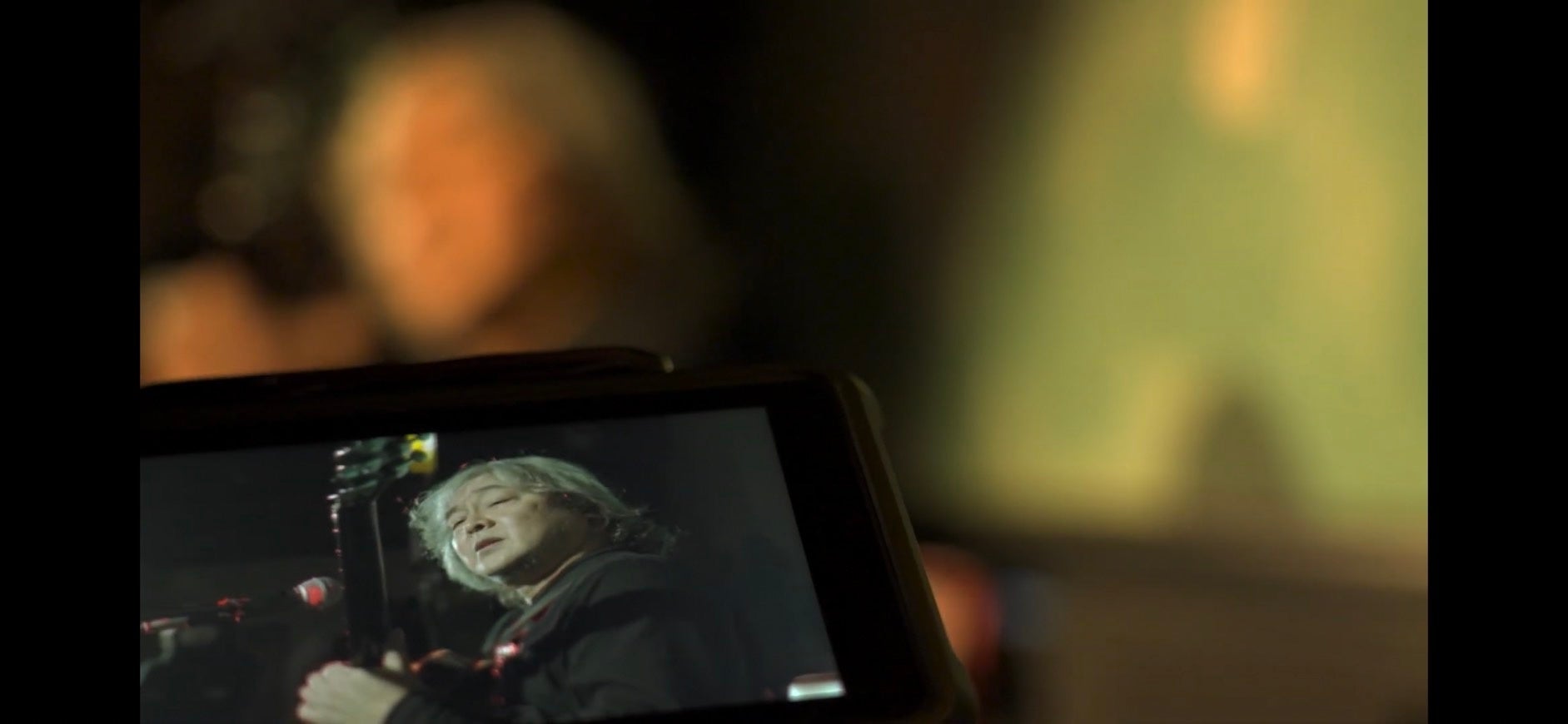 VR Musicライブで歌う原田真二氏（2022年2月）