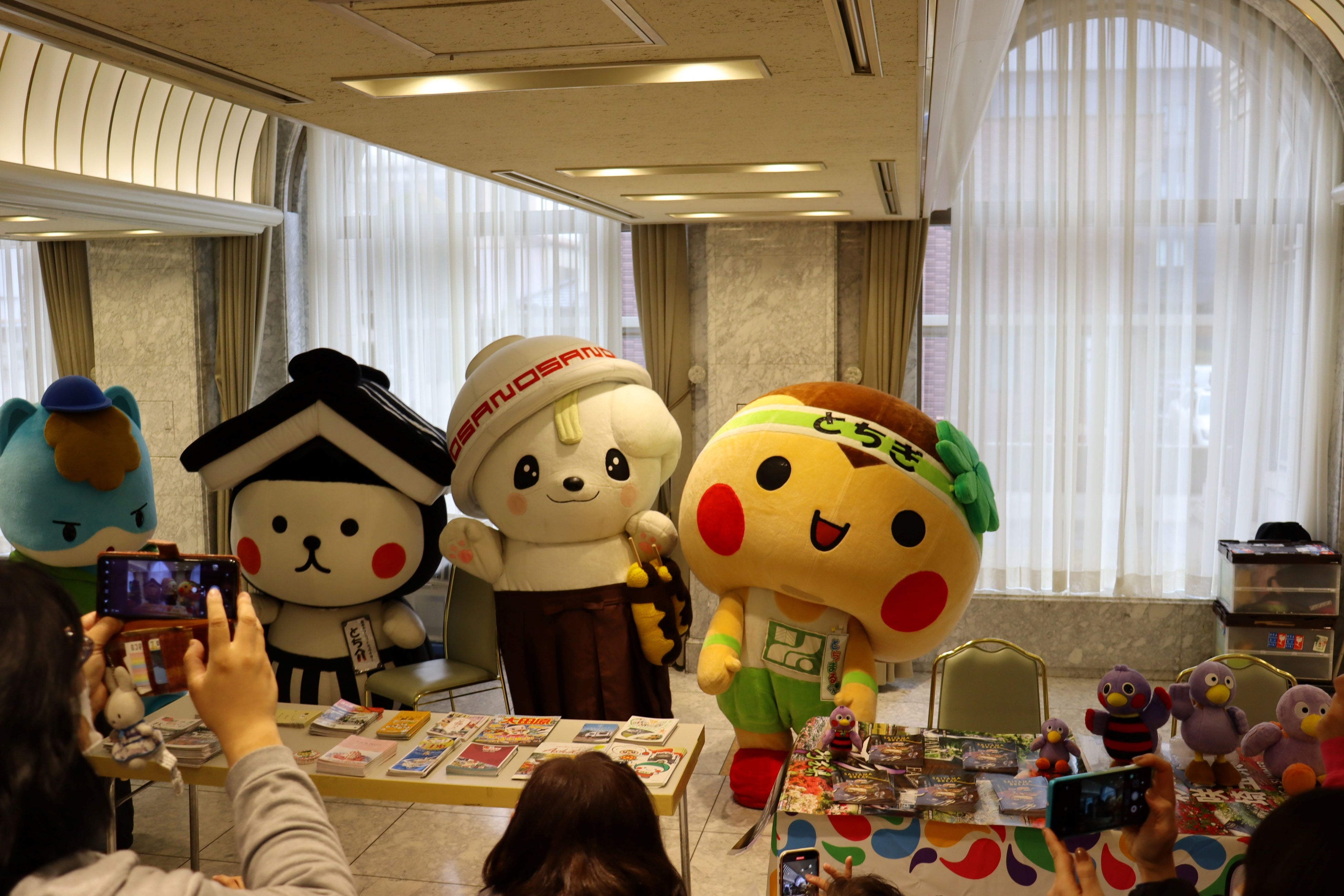 あおま(群馬県)、とち介（栃木県栃木市）、さのまる（栃木県佐野市）、とちまるくん（栃木県）　※左から