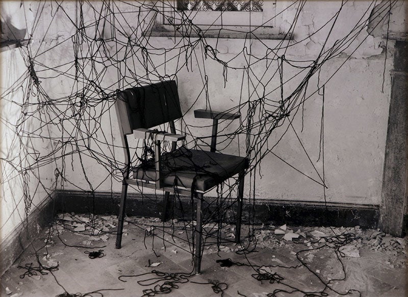 作品：塩田千春《空っぽの空間（オランダの精神病院跡地）》2002年