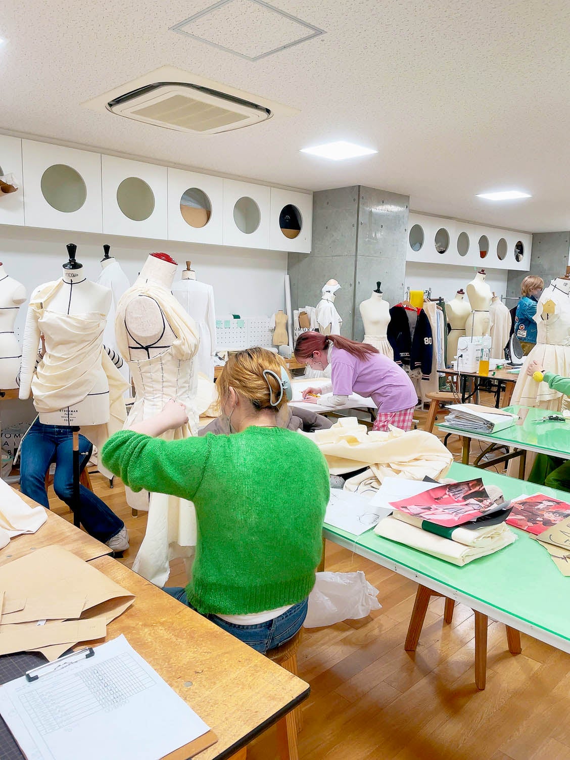 トルソーに布をあてて服をかたちづくる「ドレーピング」