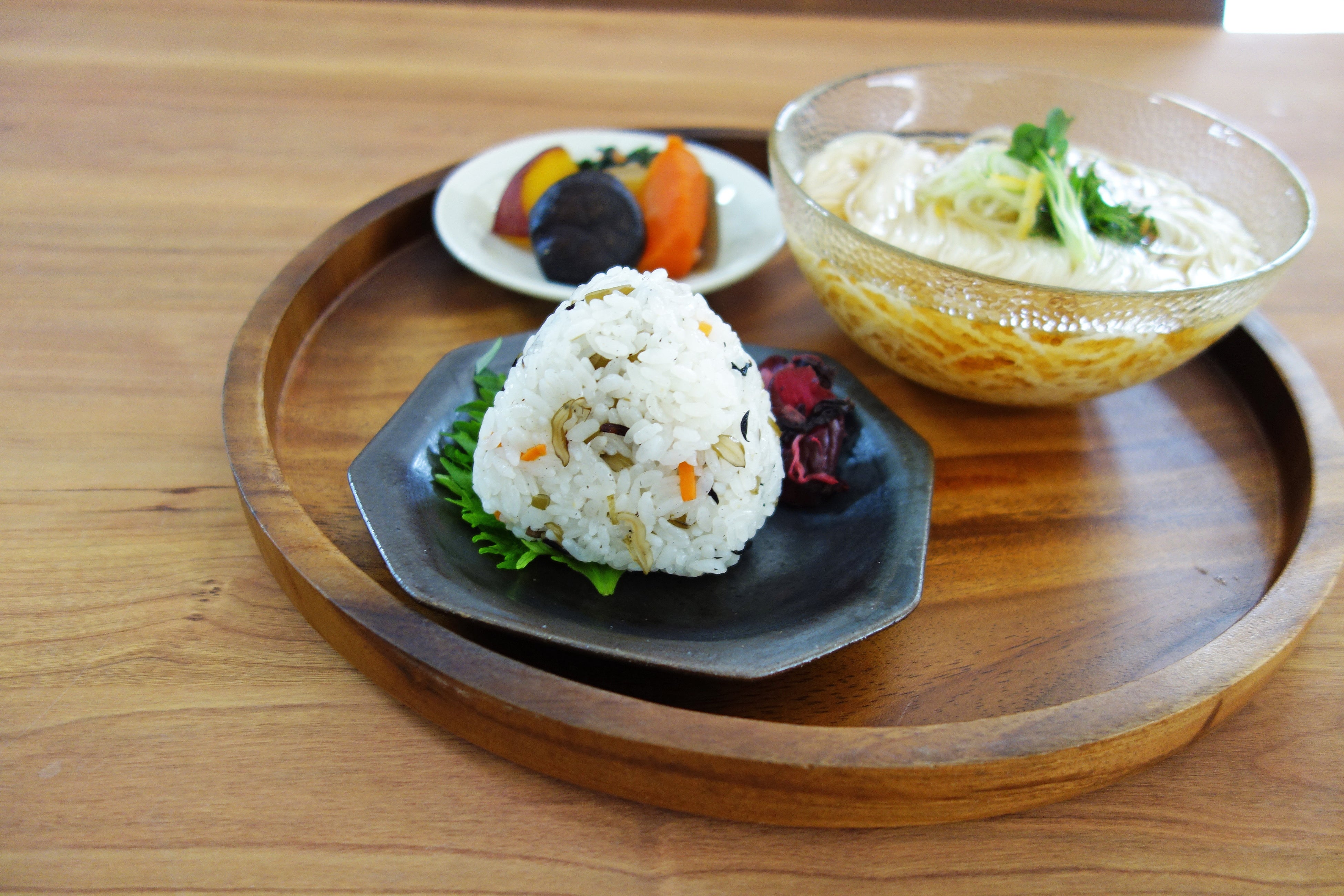 おにぎりにもオススメ（茎わかめひじきごはん）