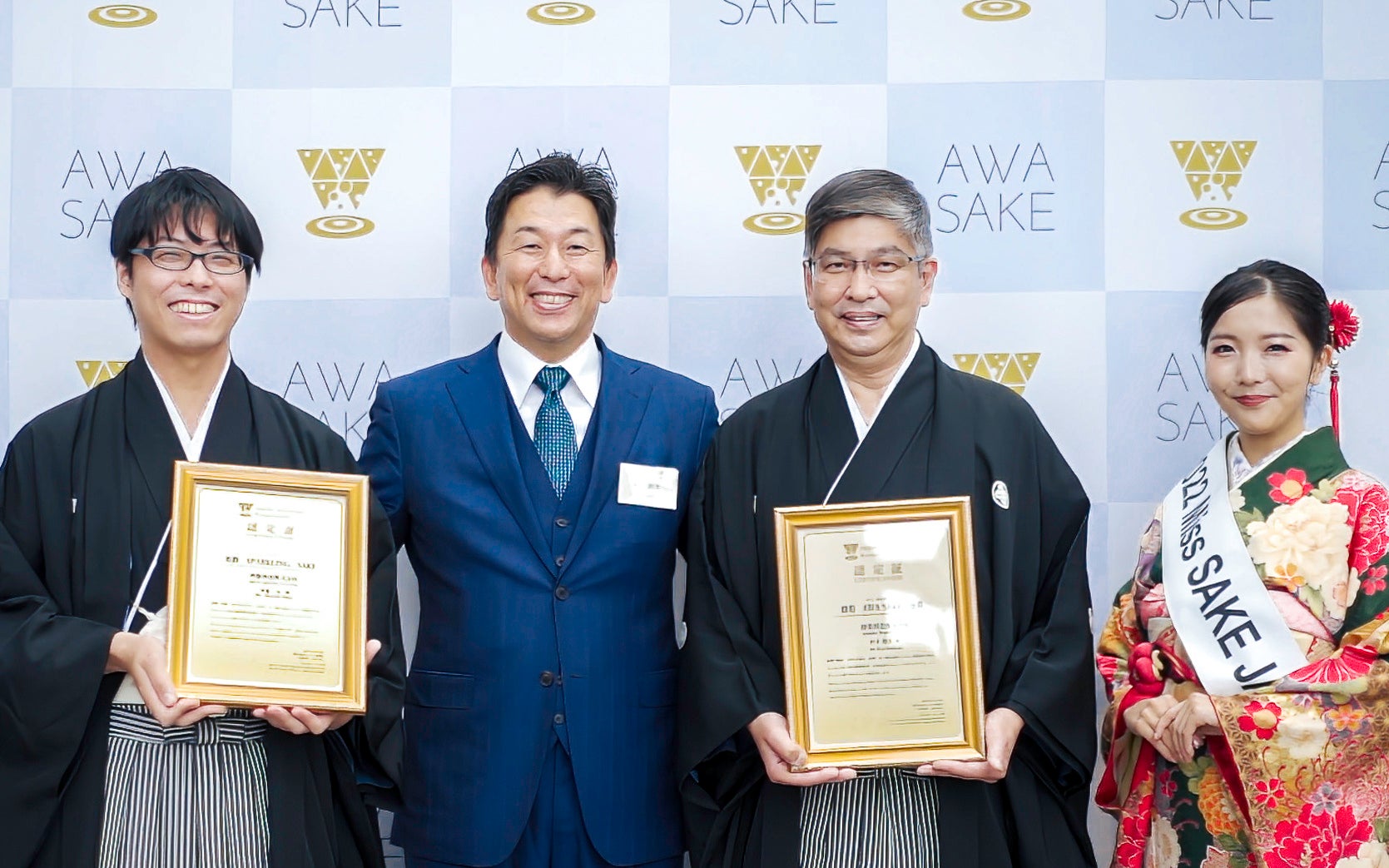 左から）齊藤洸氏（齊藤酒造）、永井則吉（代表理事・永井酒造）、岸本健治氏（綾菊酒造）、Miss SAKE2022