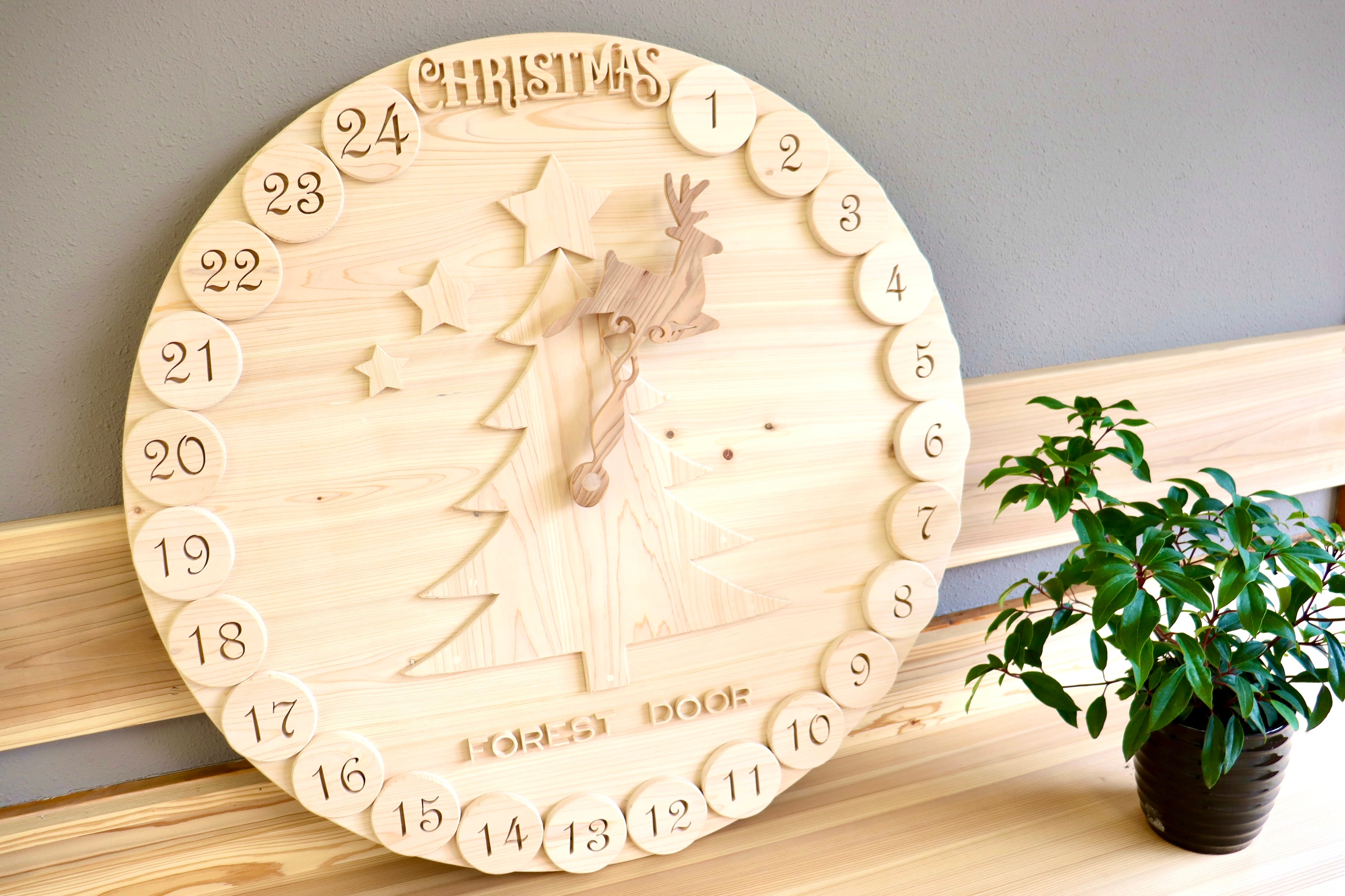 丹波産スギ・ヒノキの無垢材で制作した、 直径１mの木製アドベントカレンダー