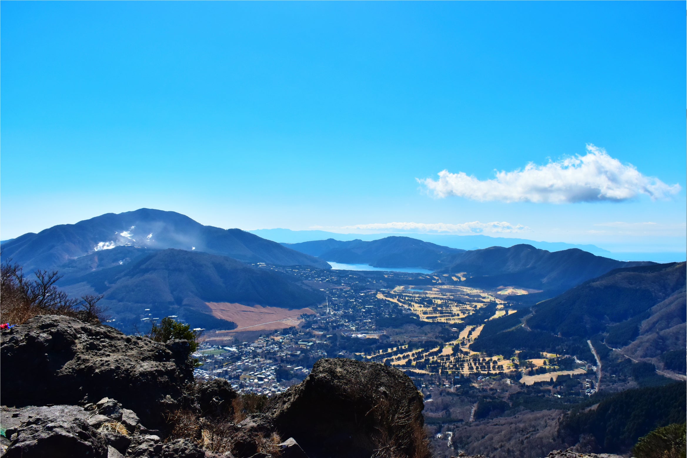 山頂から箱根、仙石原を望む