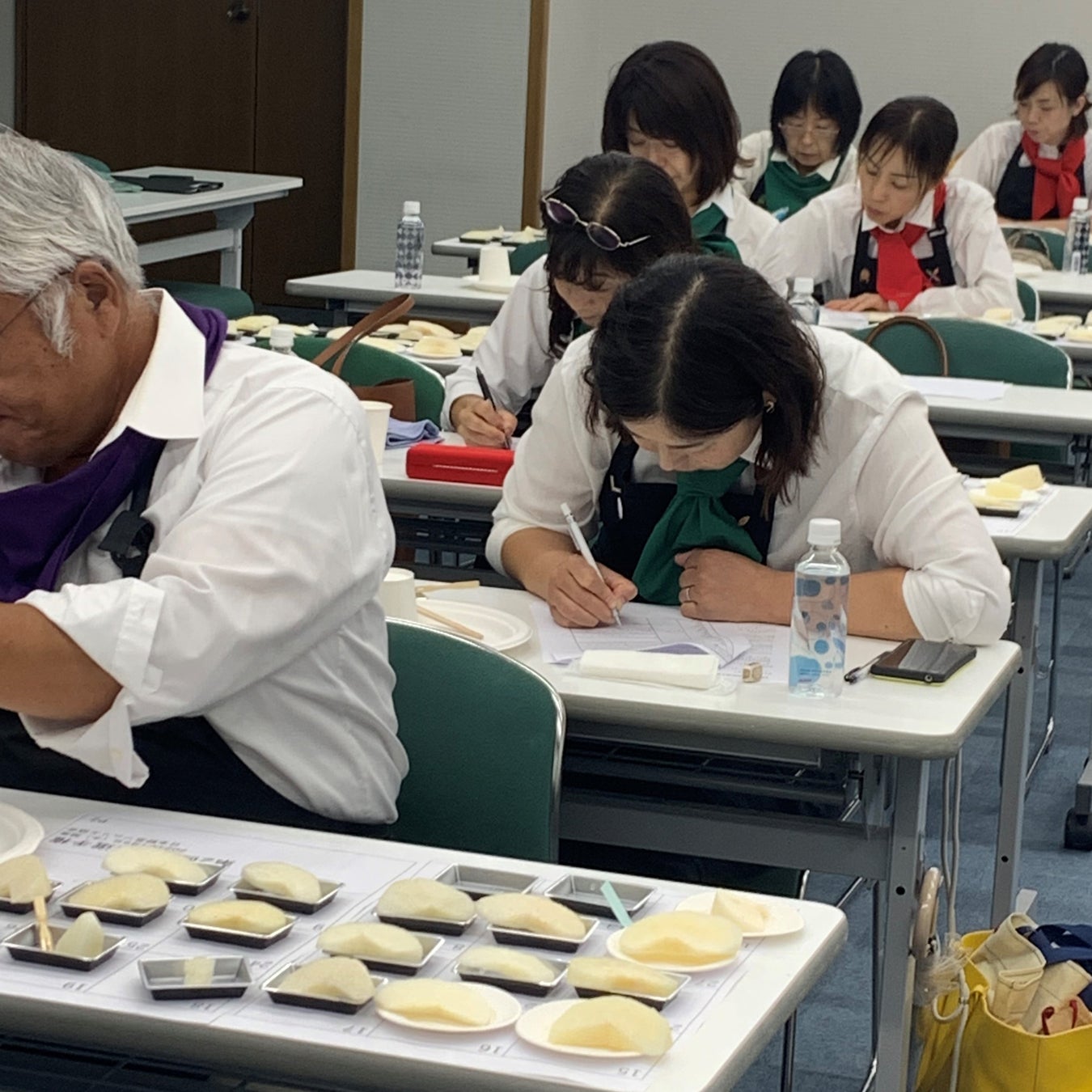 野菜ソムリエ40名が審査(第2回全国梨選手権)