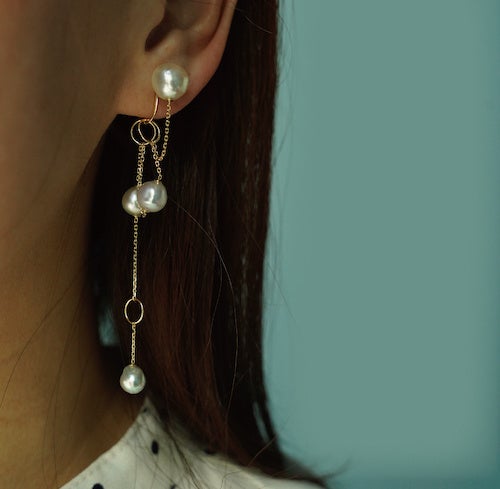 金具の留め方次第で６wayにもなるパールピアス