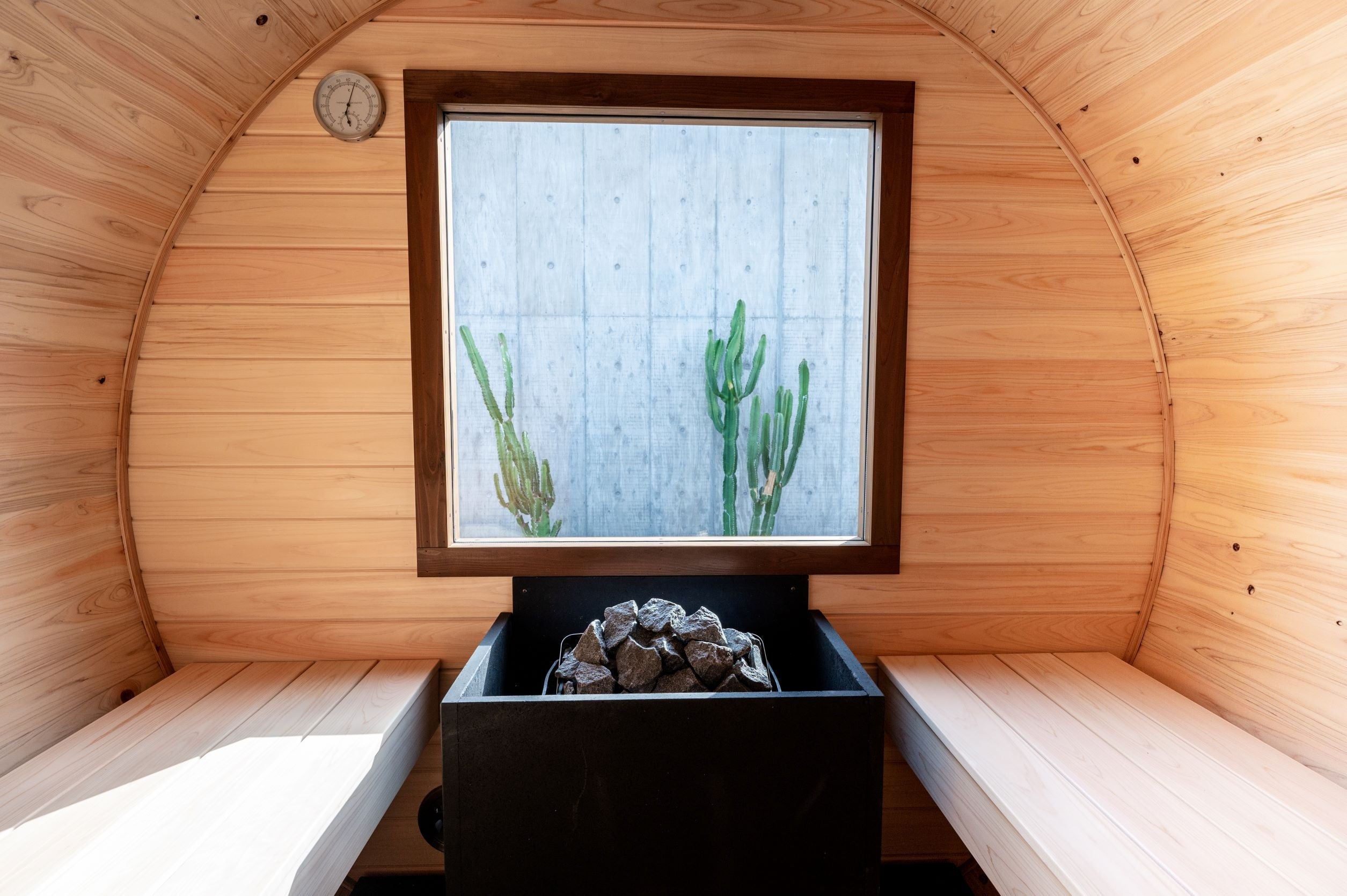 非日常の異空間のサボテンサウナ】与論島の高級ホテル・ヴィラAMADAが
