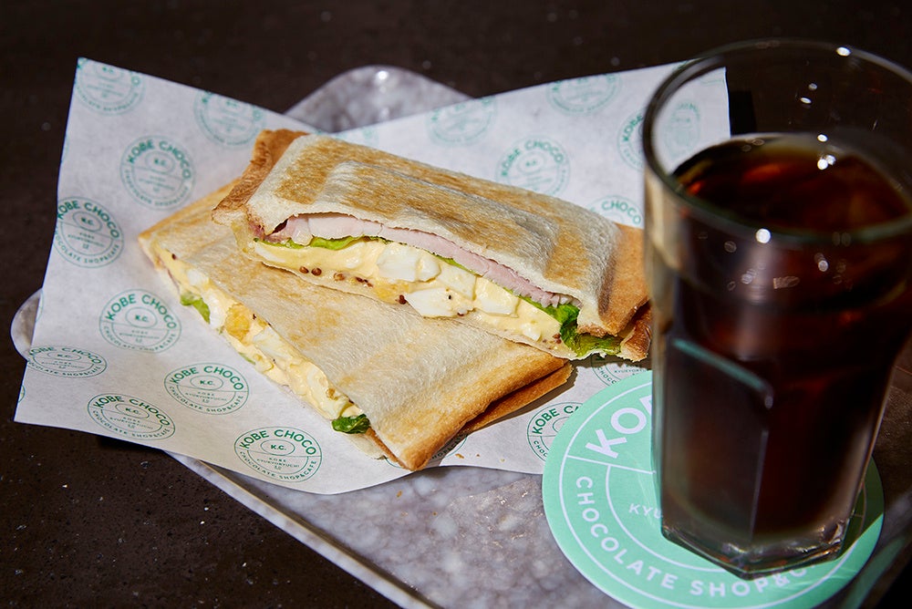 【タマゴとハムのホットサンド】  タマゴサラダ（マヨネーズ＆粒マスタード）に、 ジューシーなローストハムとレタスを合わせた 王道サンド！