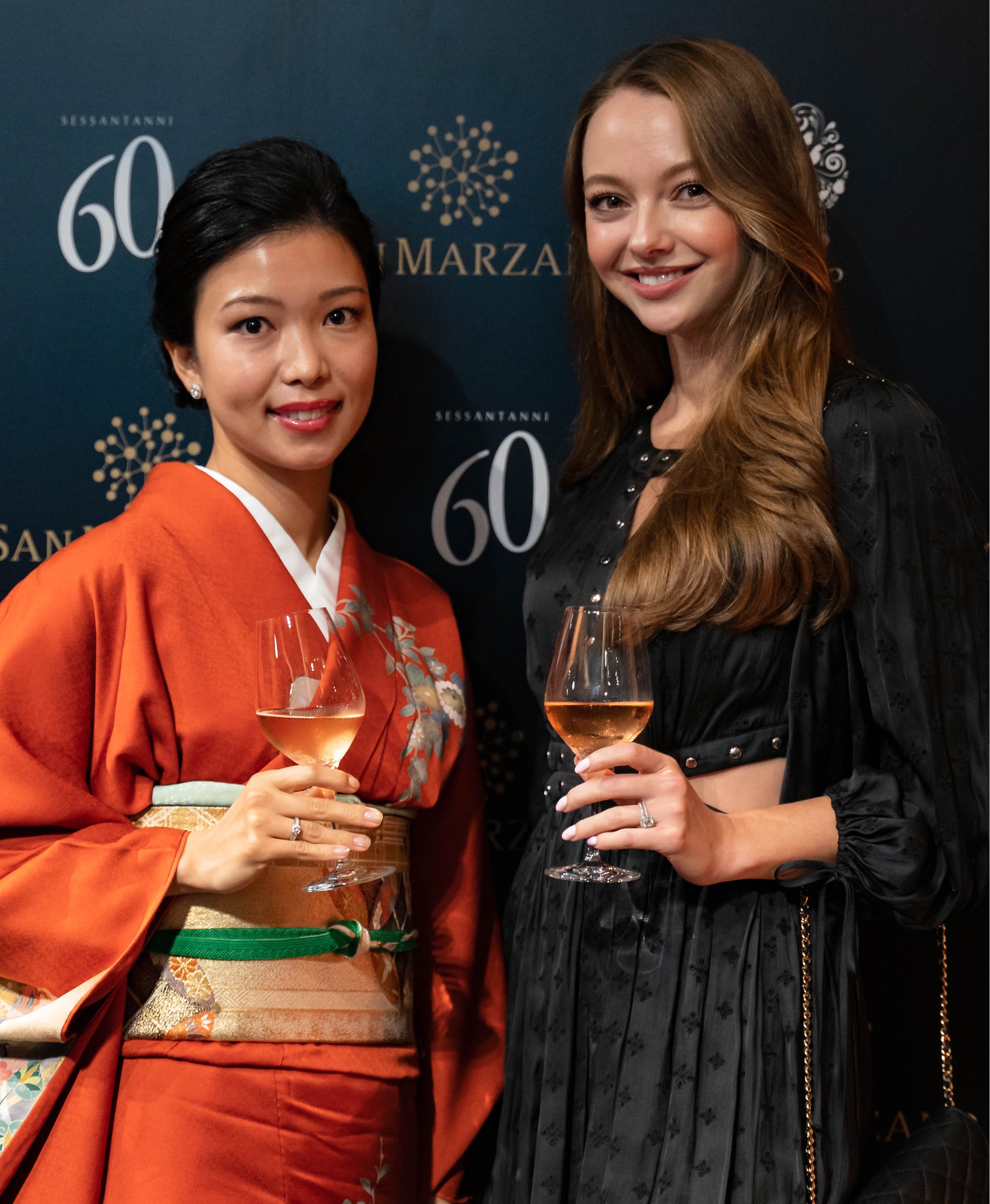 モデルのyanaさん（画像右）