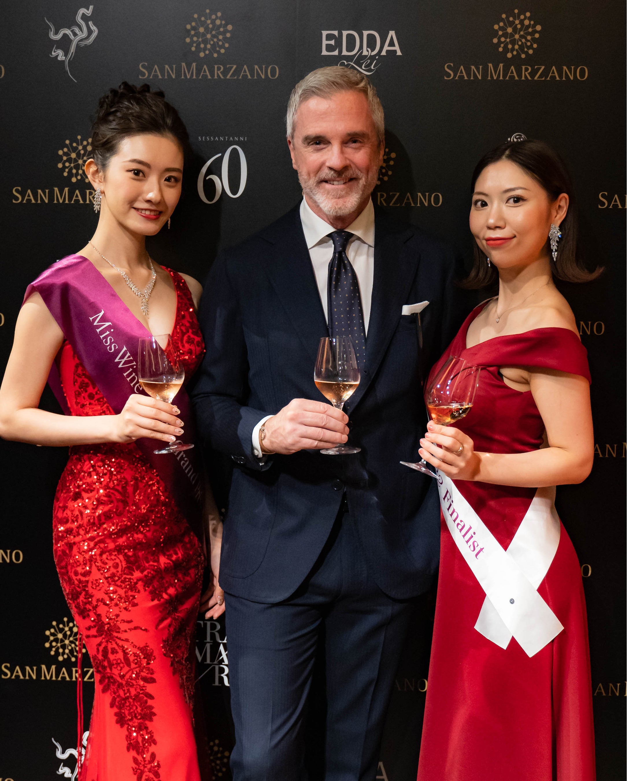 左からミスワイン2022山本かれんさん　モデルDavidさん　　　　　ミスワインファイナリスト柗本みなみさん