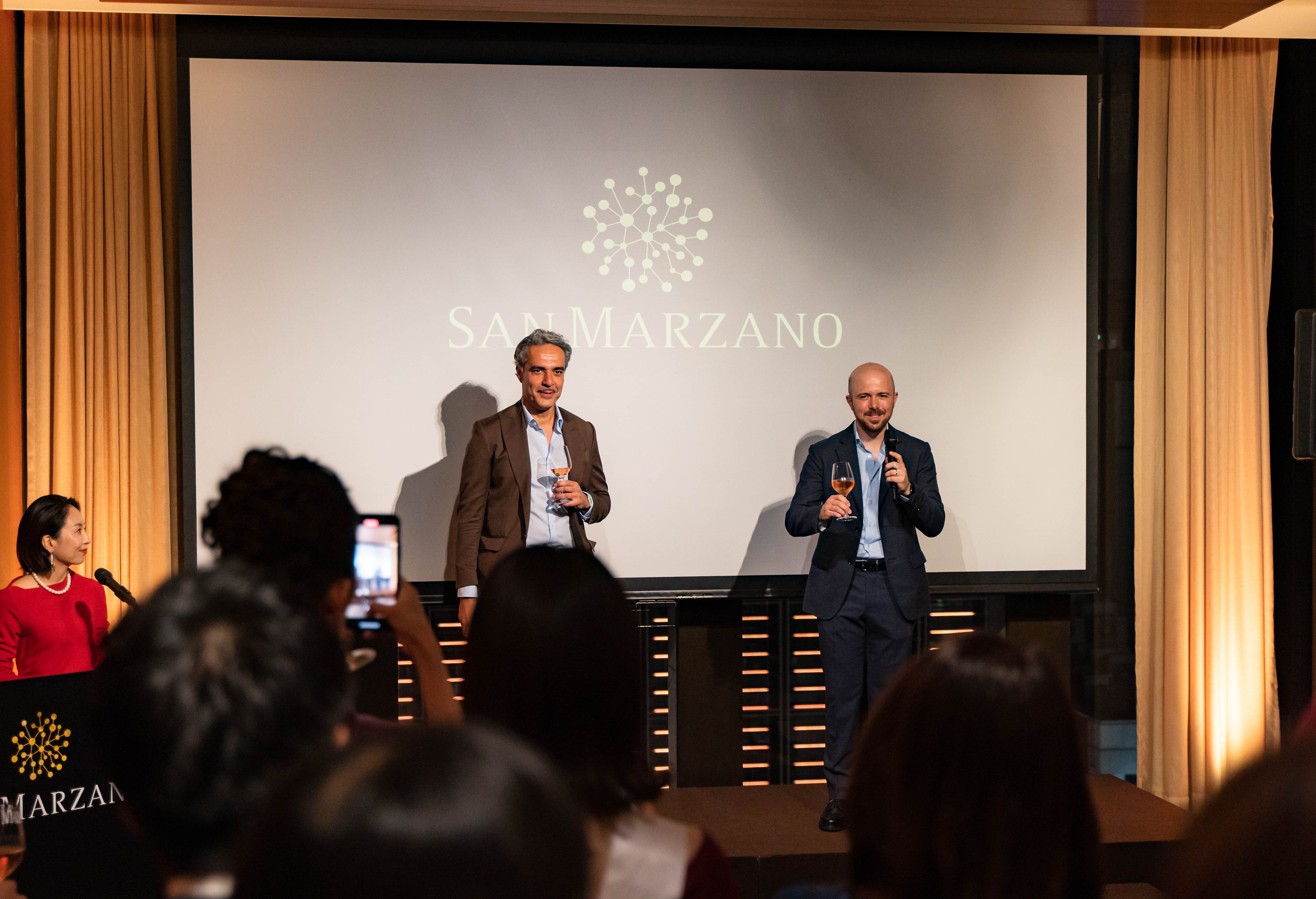 開会の挨拶をする　Sanmarzano　Director　サルヴァトーレ氏　Export managerアレックス氏