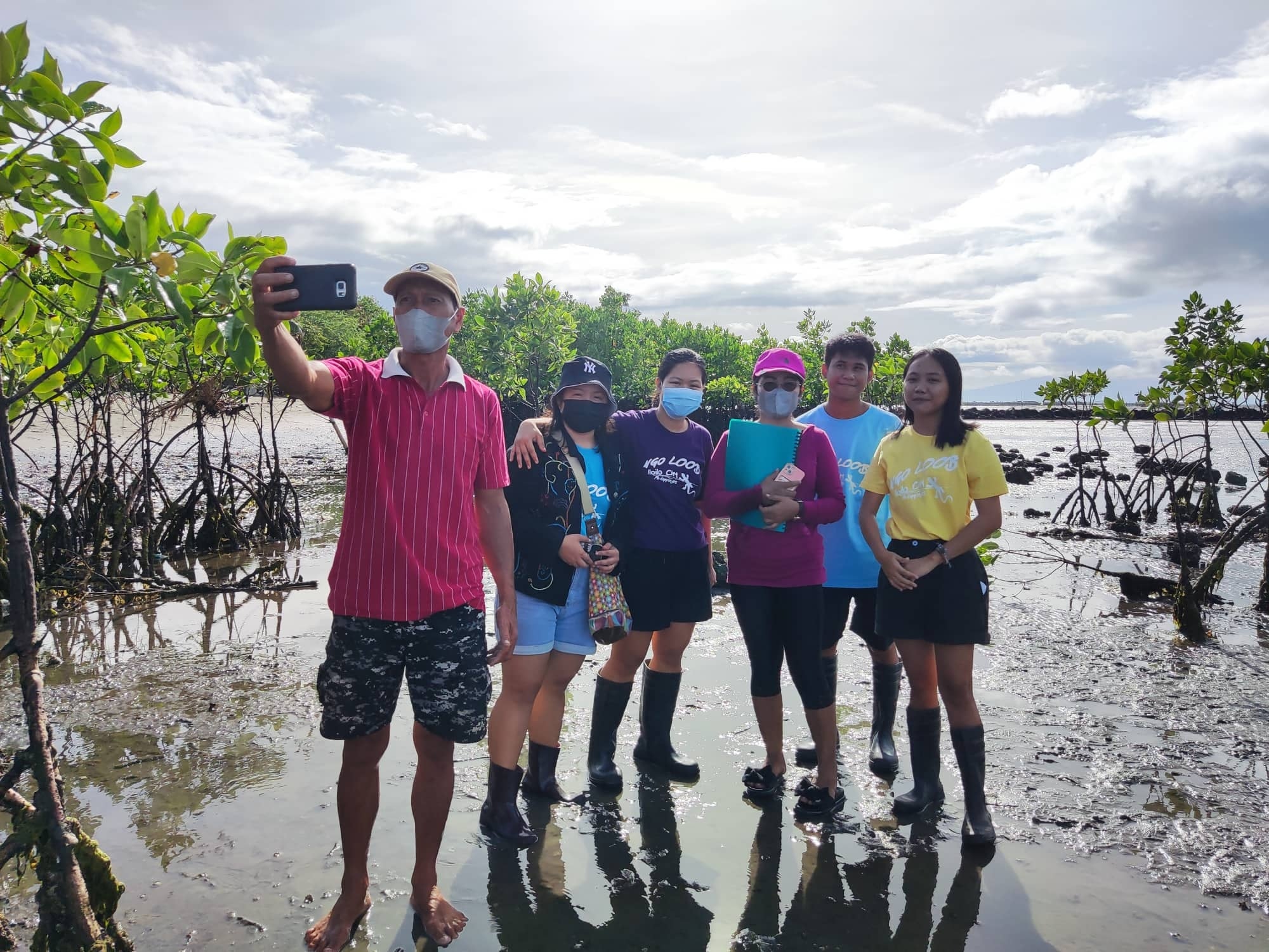 現地学生とマングローブ植林