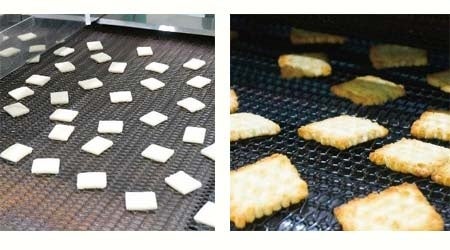 均等な焼き色にするため一枚、一枚、手作業で置く