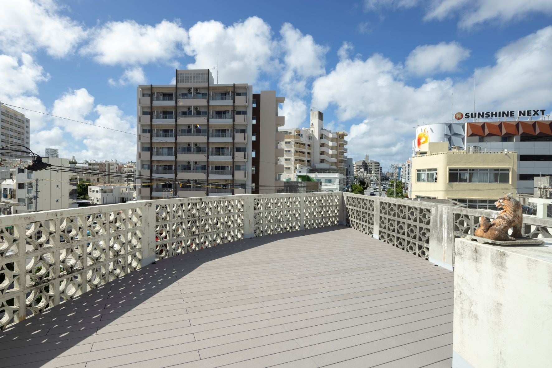 元の建物の名残であるコンクリートブロックに囲われる屋上 © Kaoru Yamada