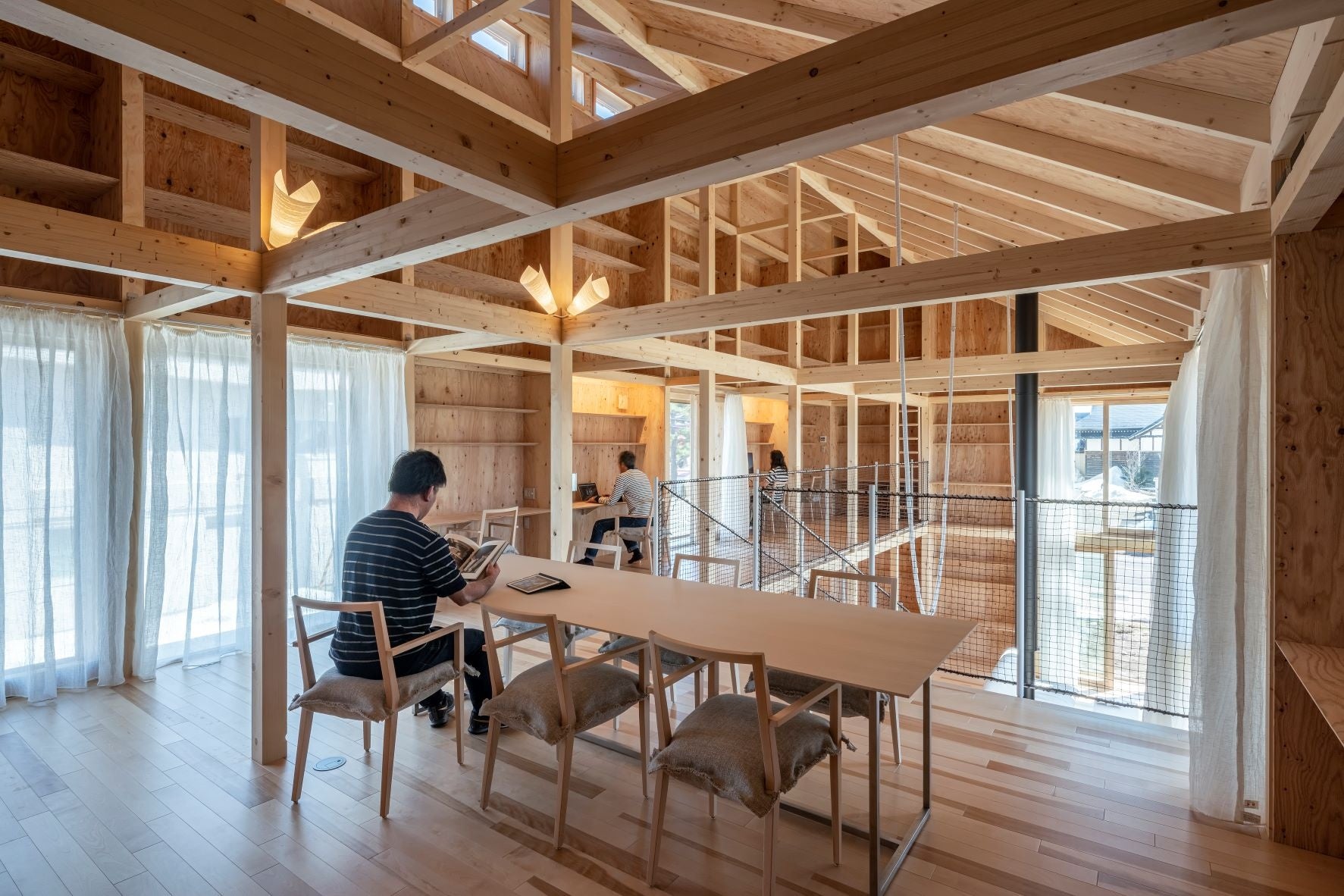 2階、打合せにも使用するテーブル席 © Imada Photo Service