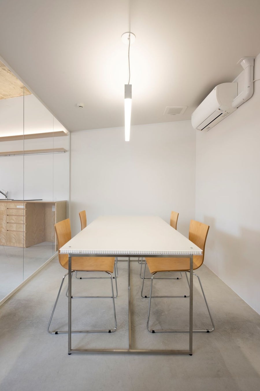 2階 オフィス:メインスペースと視覚的に連続する、ガラスで仕切られた打合わせスペース © Kaoru Yamada