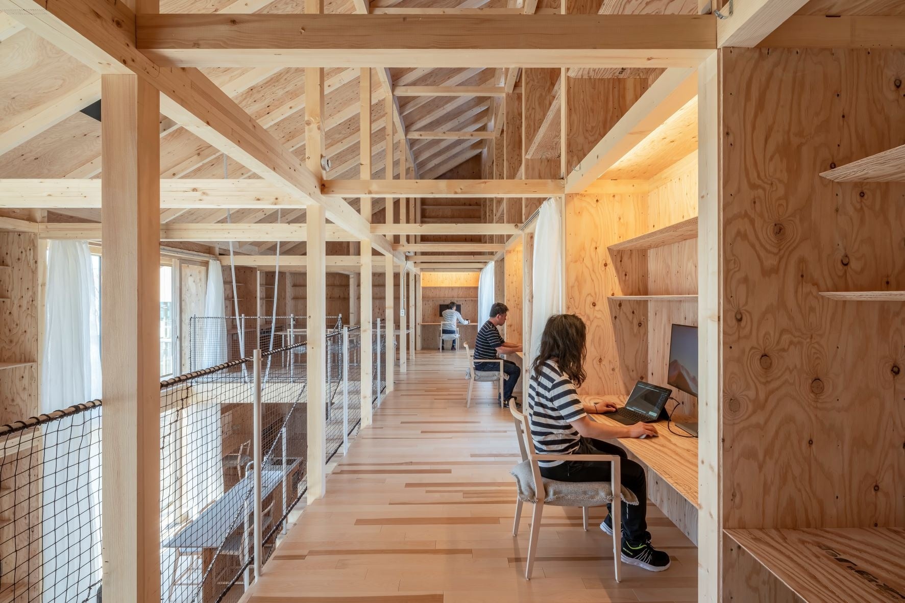 2階、ゆったりと配置された個々のワーキングスペース© Imada Photo Service