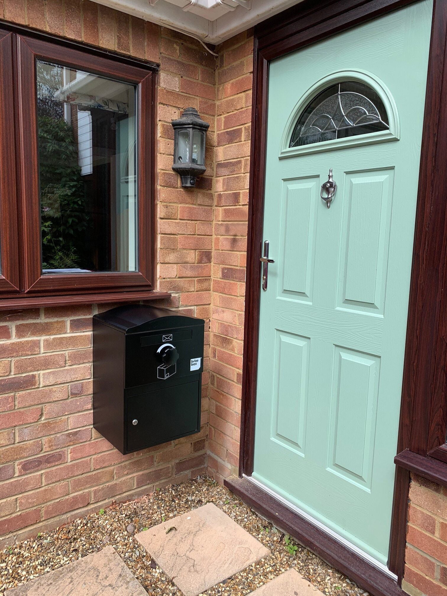 スタンダード×壁掛けスタイル。ポストより便利、だけど場所をとりすぎない“ちょうどいい”サイズ感です。