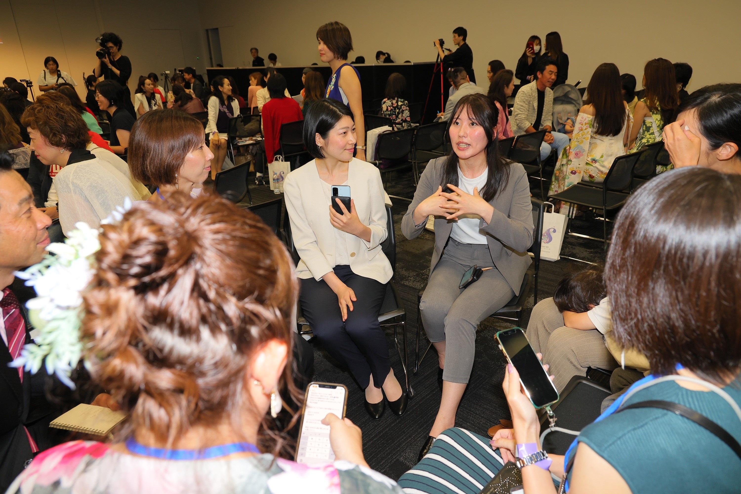 ワールドカフェスタイルで交流をする参加者