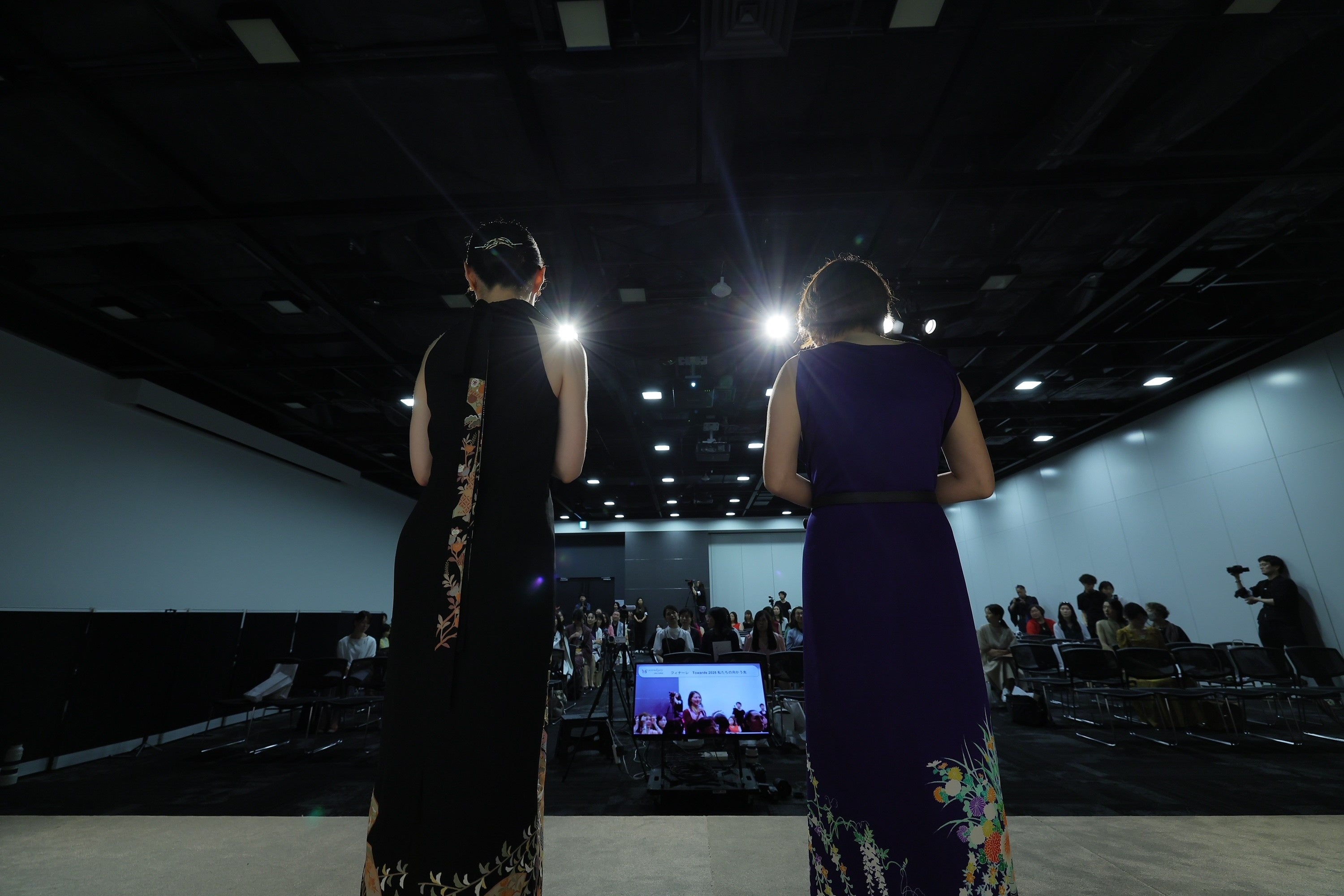 主催者２名の登壇する姿