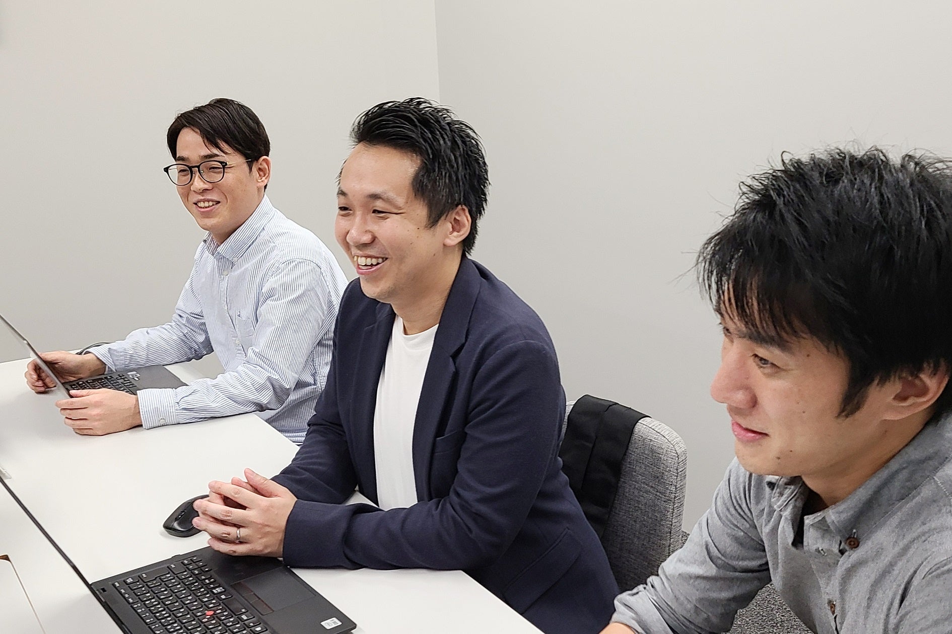 左からフリーランスマーケターの松尾氏、当社代表の大淵、フリーランスマーケターの新山氏