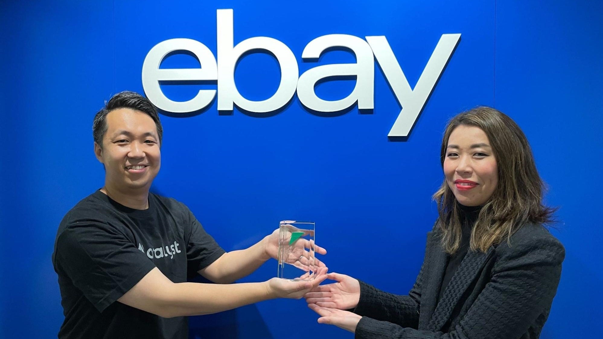 イーベイ・ジャパン㈱へWACUL代表大淵よりトロフィー贈呈の様子（一時的にマスクを外して撮影しております）