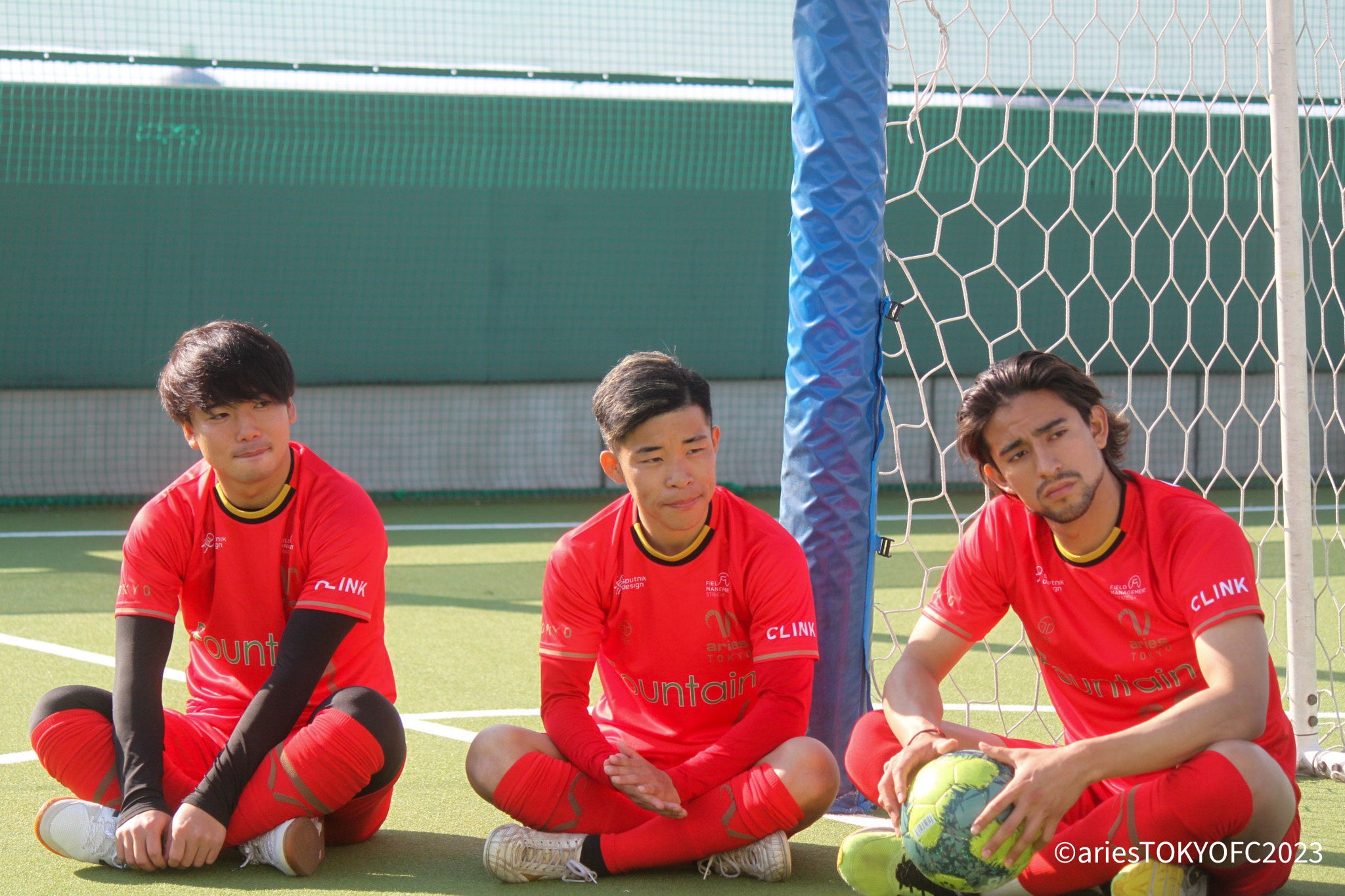 ▲主演俳優の「舞台に対する想い」に耳を傾ける、当クラブ選手 （写真：左＝色摩雄貴、中央＝神田凜星、右＝松岡ジョナタン）