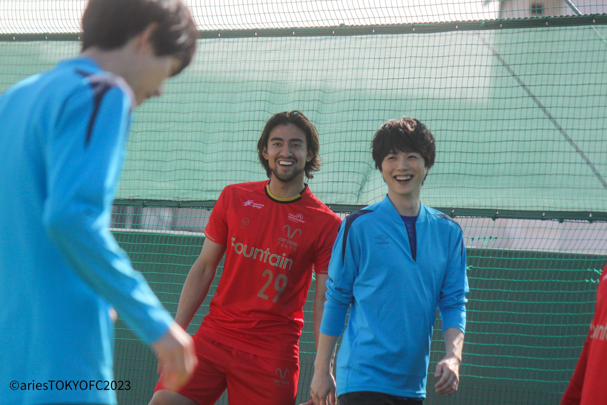 ▲実際の演技指導の様子（写真：中央左＝当クラブ松岡ジョナタン、中央右＝蜂楽 廻役の佐藤信長さん）