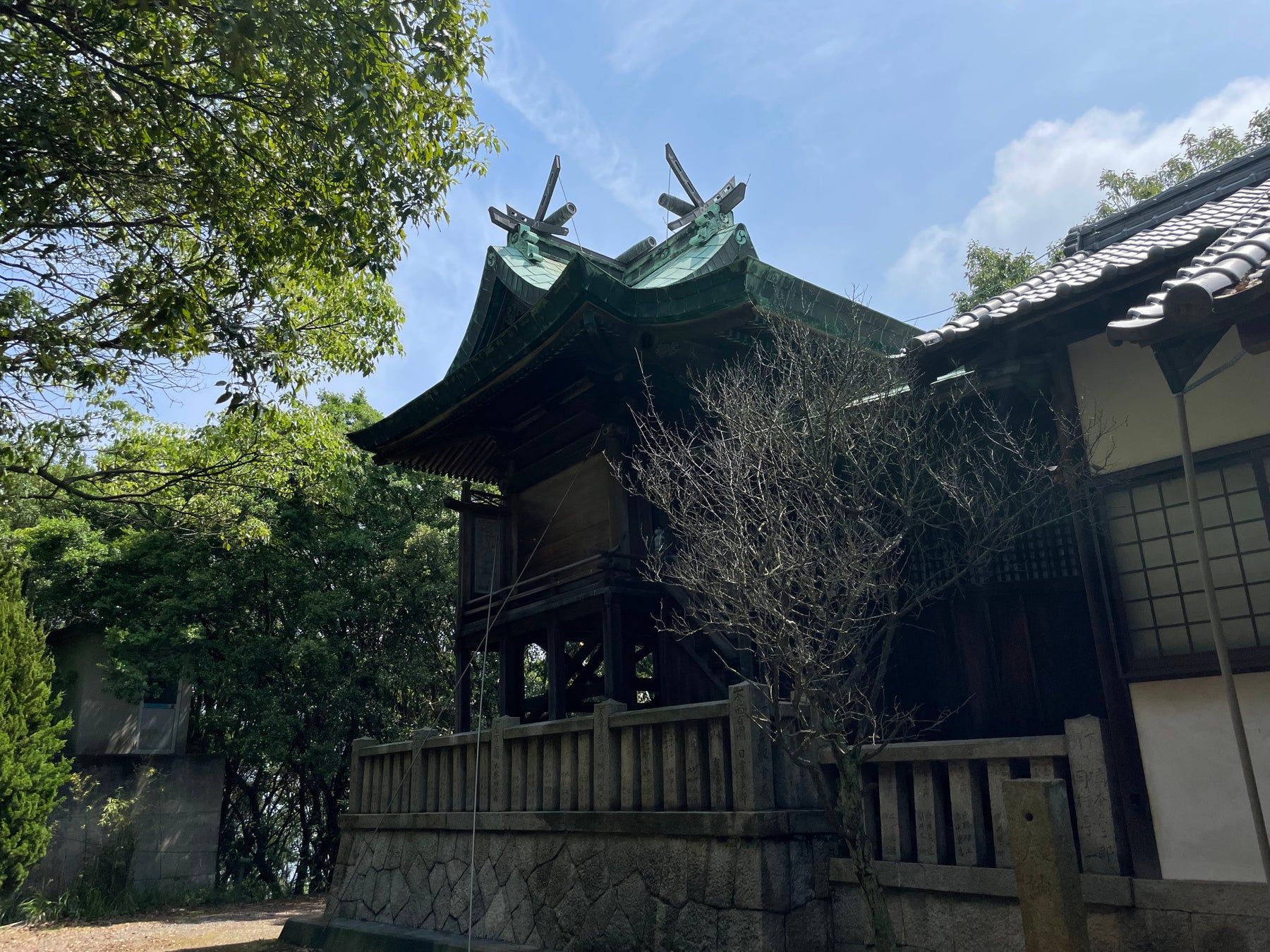 【鬼サウナ神社】が四国サウナの聖地に誕生!創業の山路家が代々宮司を務めた亀居八幡神社より分霊を受け継ぎ、サウナ愛好家の健康と安全を祈願。2023年6月16日に建立祈祷、内覧会にメディア歓迎。