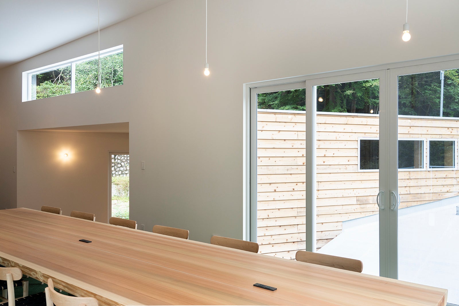 フリーアドレスのデスクは檜原村の杉で