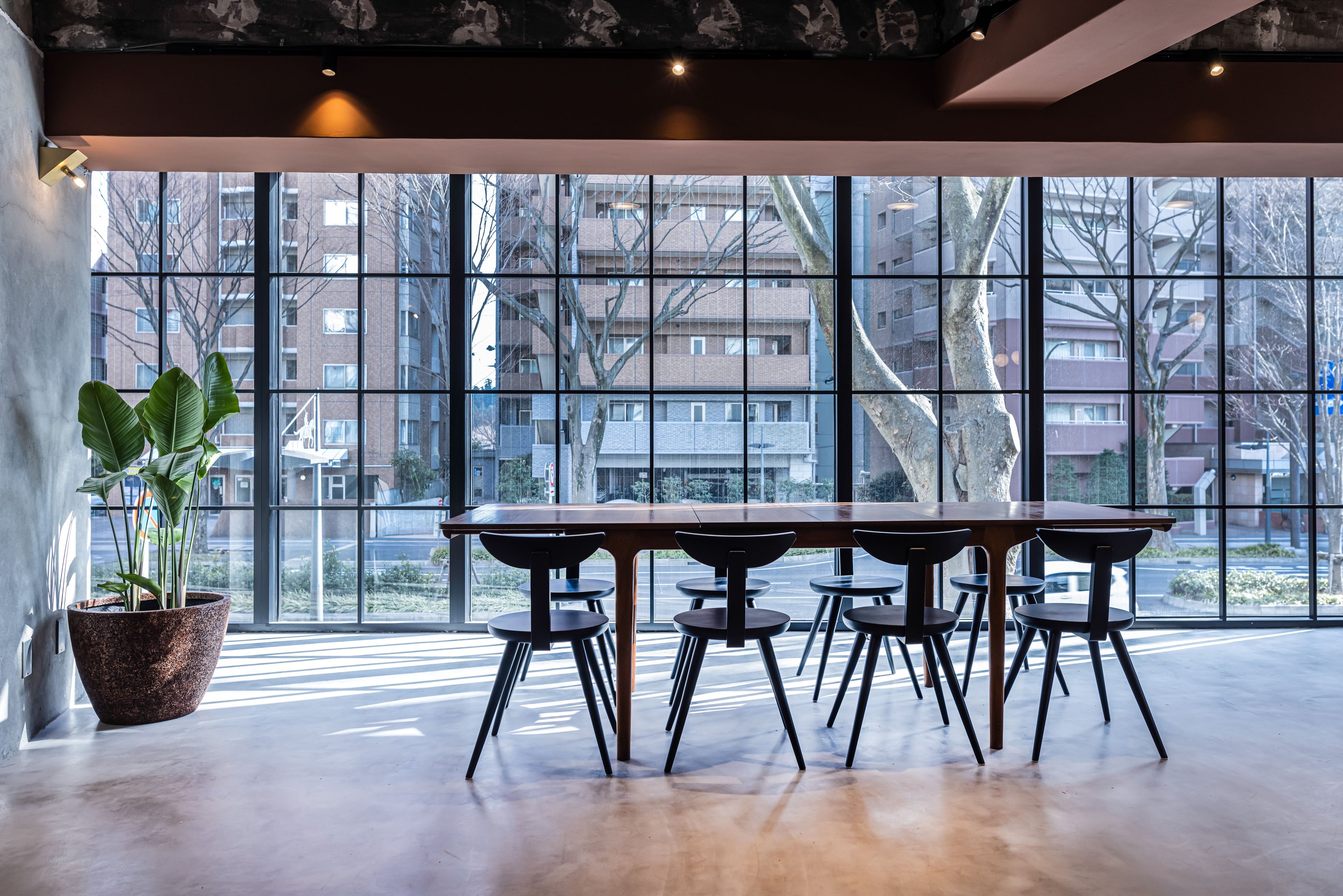 築46年の分譲マンションを一棟丸ごとリノベーションしたシェア型複合施設「Blank」