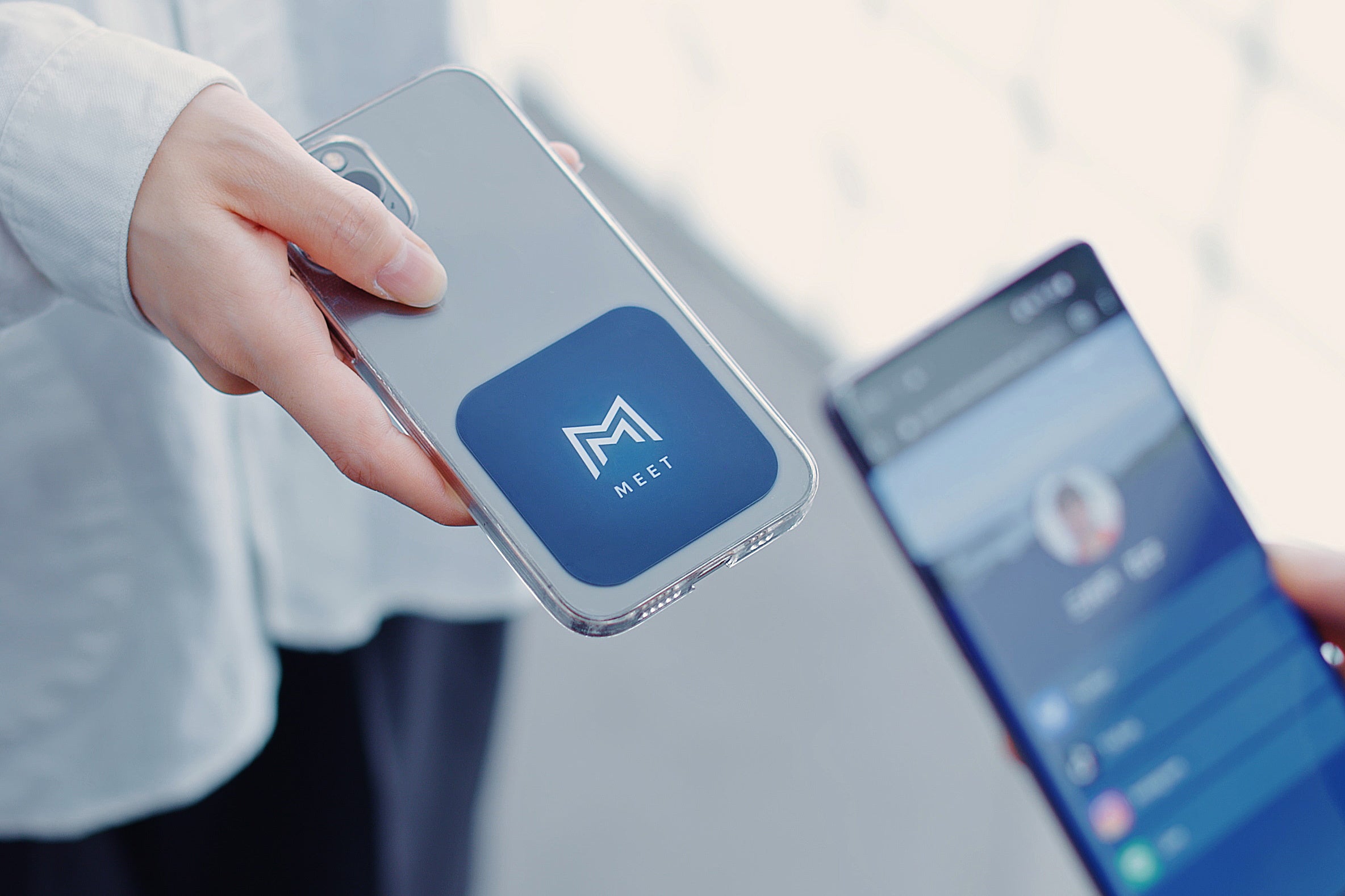 スマートフォンケースに挟み込んで使用することが可能なMEET FLAT