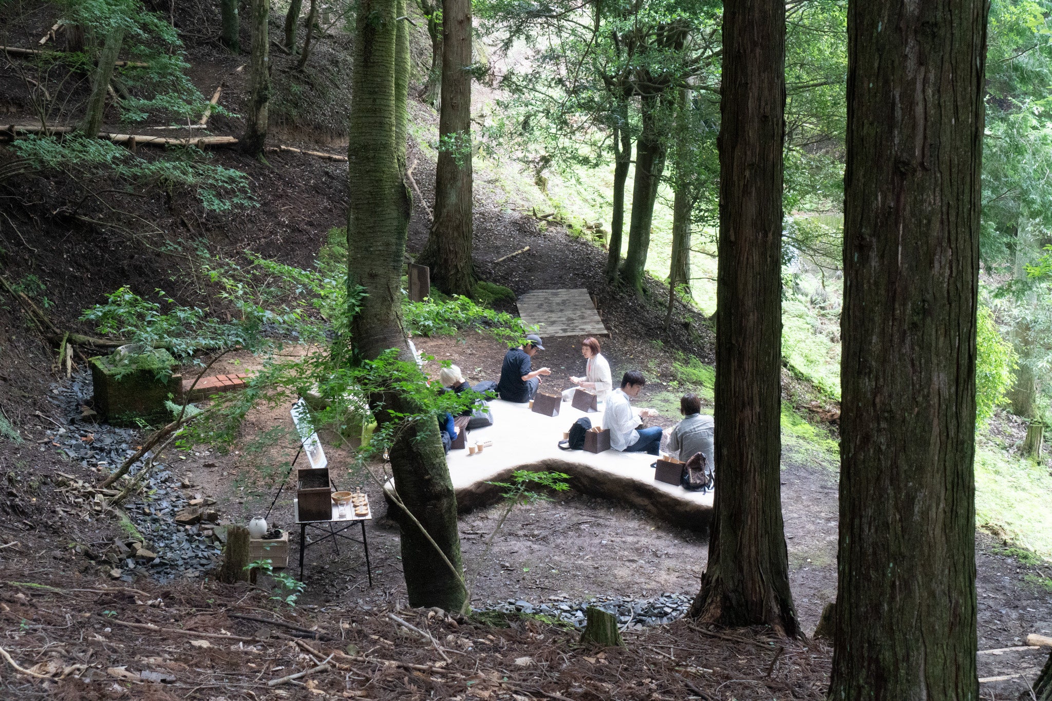 ランチスポットにもなる憩いのベンチ