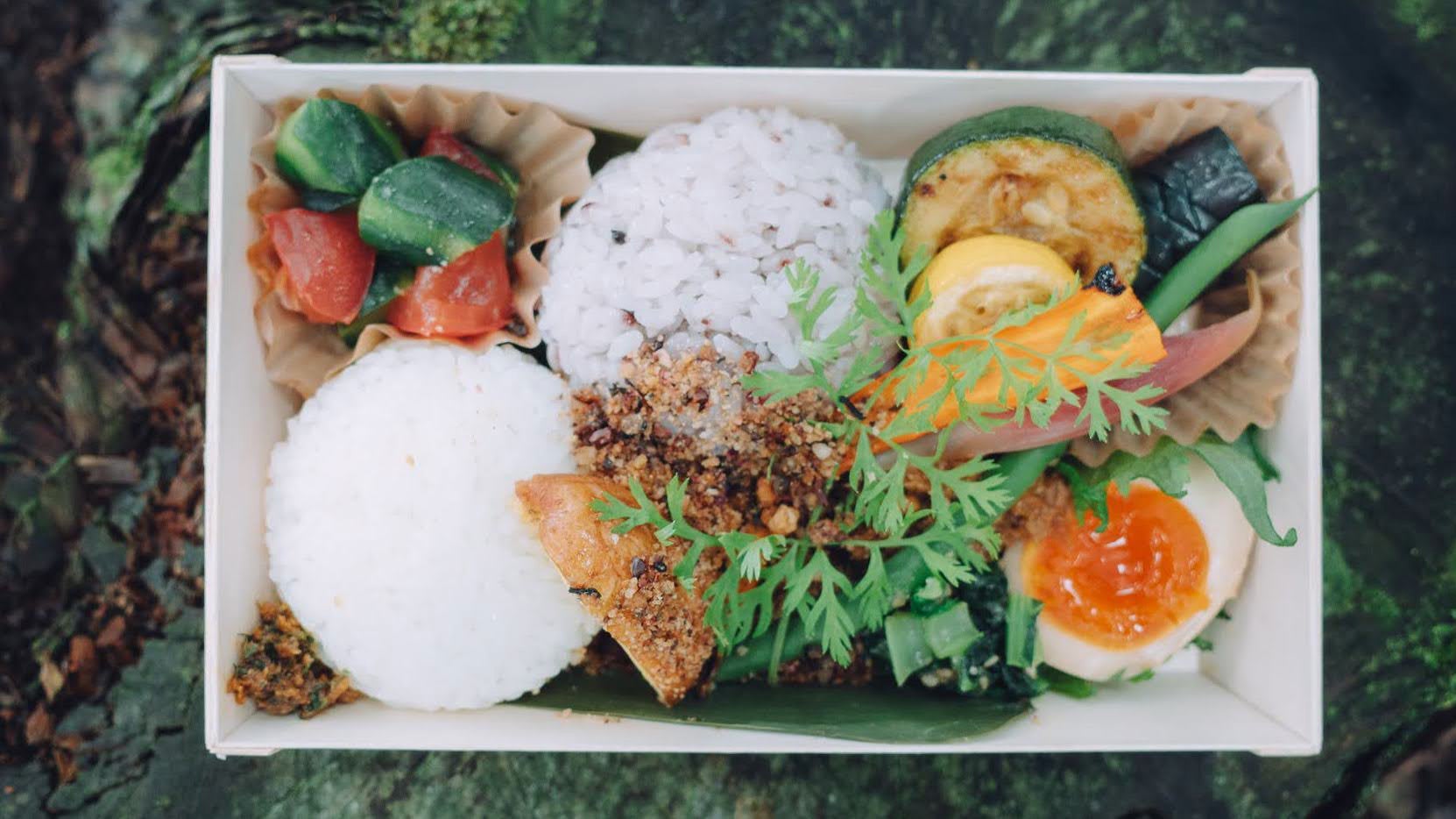 ゲストに提供した“食べる土”を盛り込んだ昼食