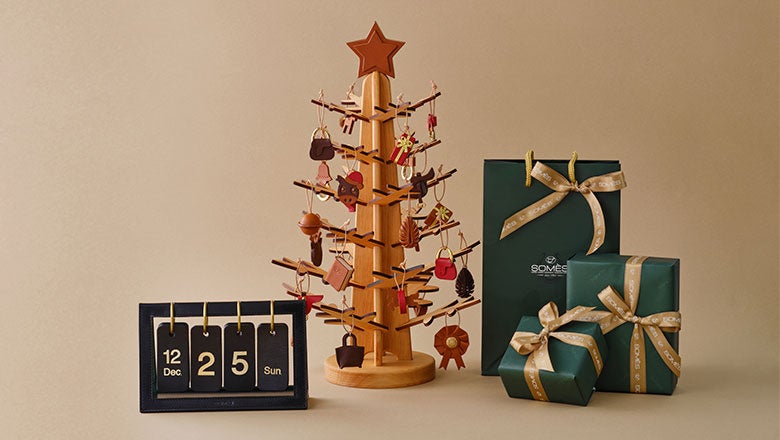 北海道の馬具ブランドが 革と木でハンドメイドするクリスマスツリー型アドベントカレンダーを限定発売 ソメスサドル ソメスサドル株式会社のプレスリリース 北海道の馬具ブランドが 革と木でハンドメイドするクリスマスツリー型アドベントカレンダーを限定発売 ソメスサドル ソメスサドル株式会社のプレスリリース