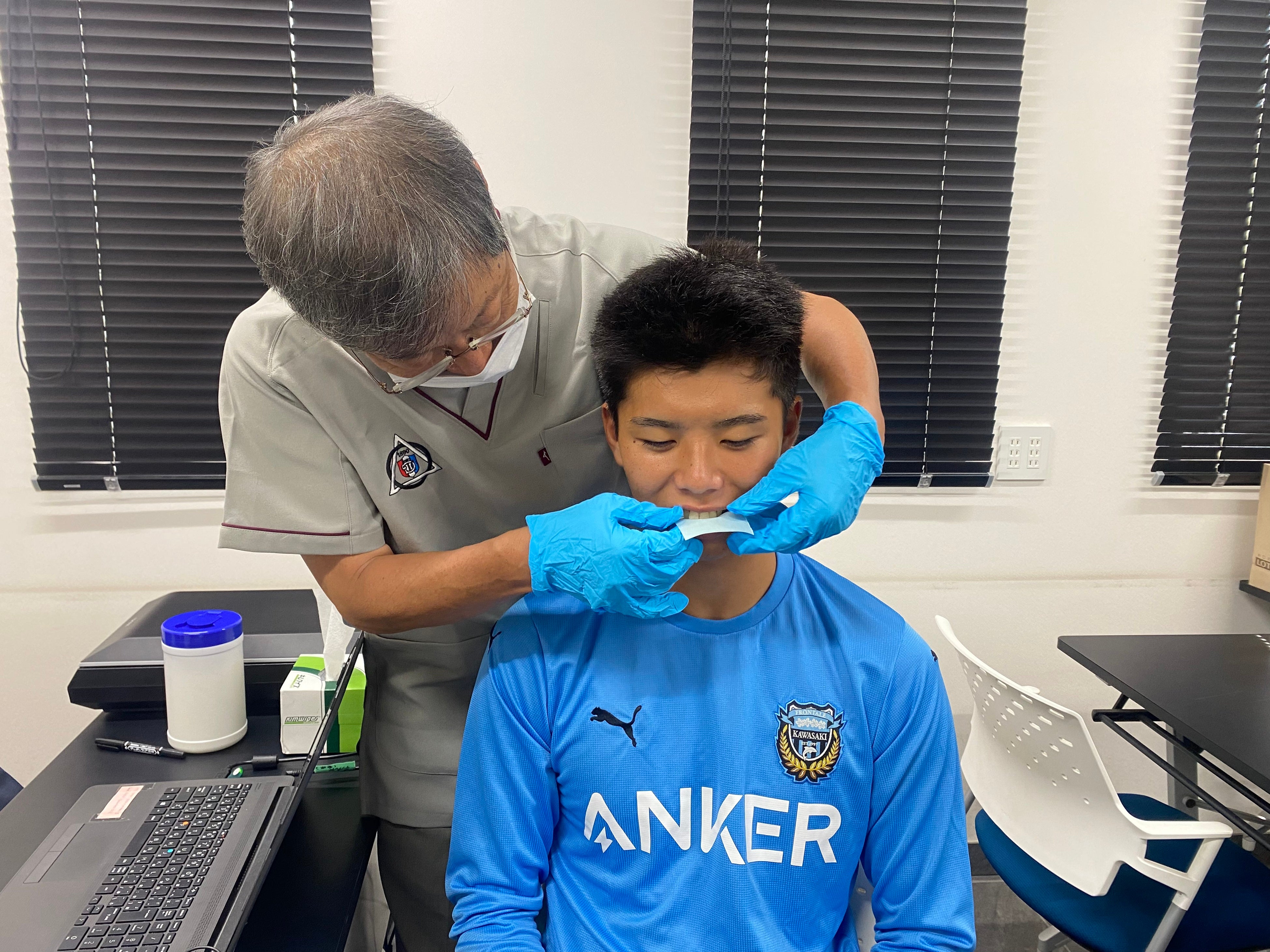 噛むチカラ測定中の高井選手