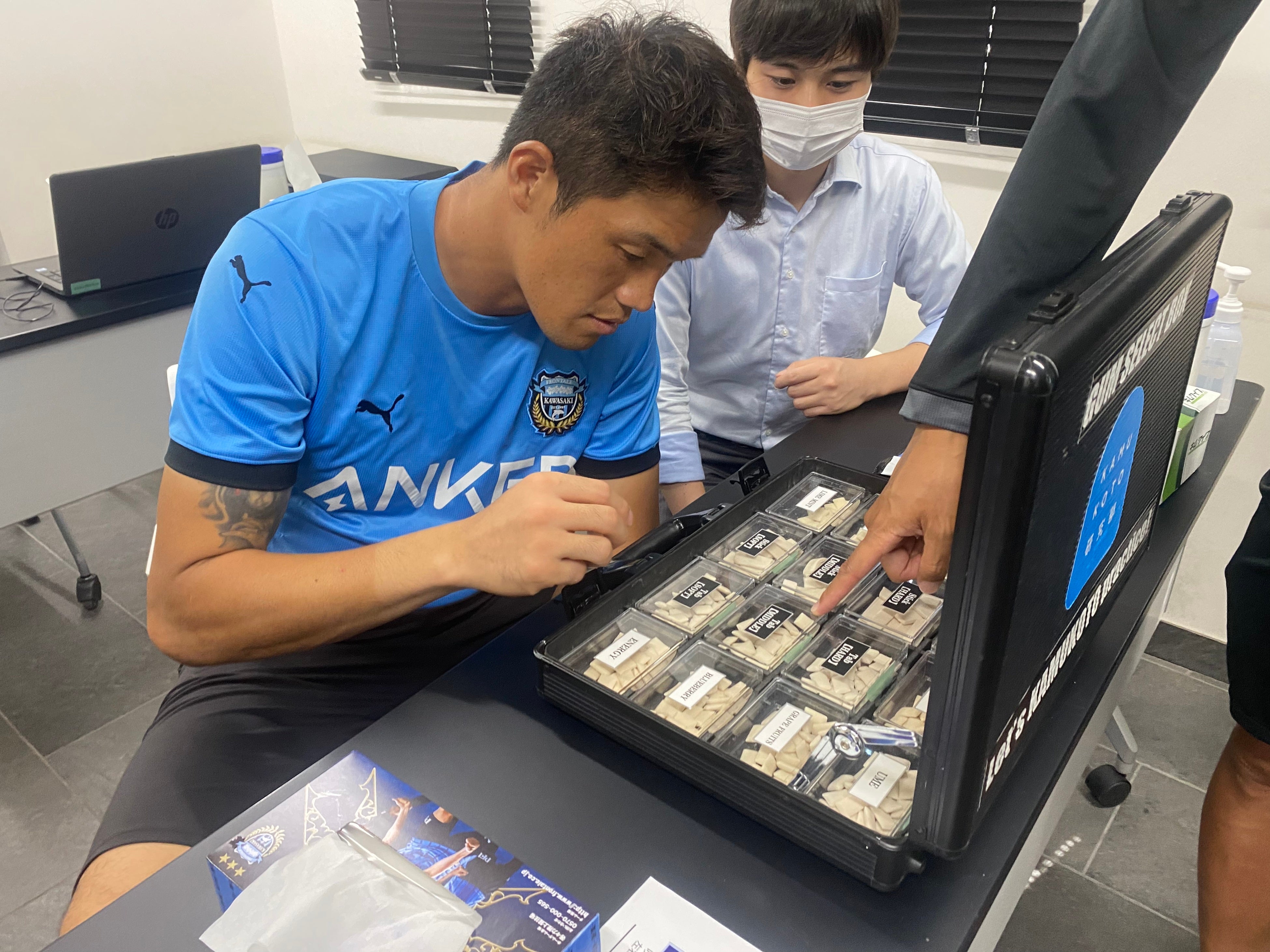 ガムをセレクト中のチョン選手