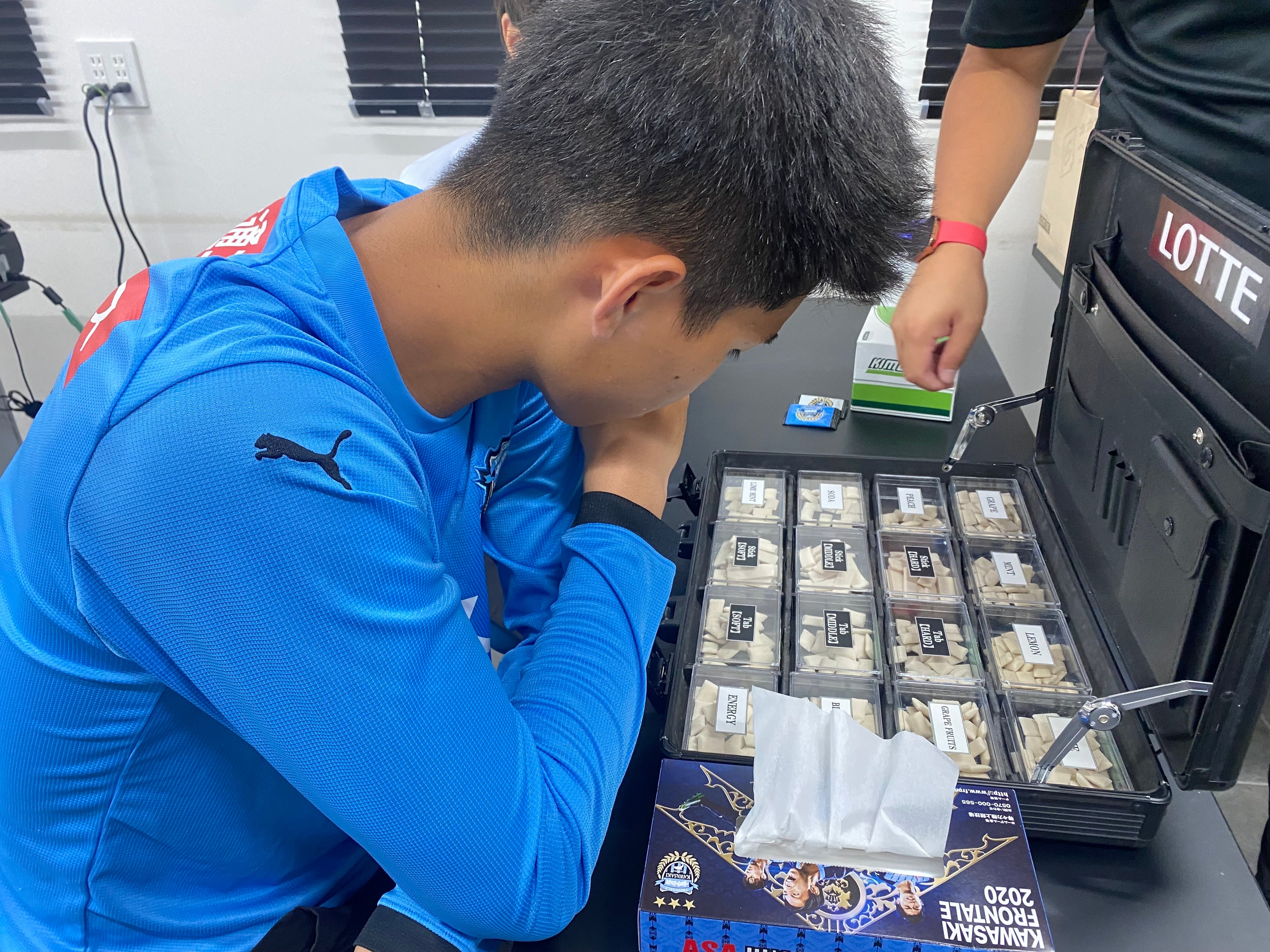 ガムをセレクト中の高井選手