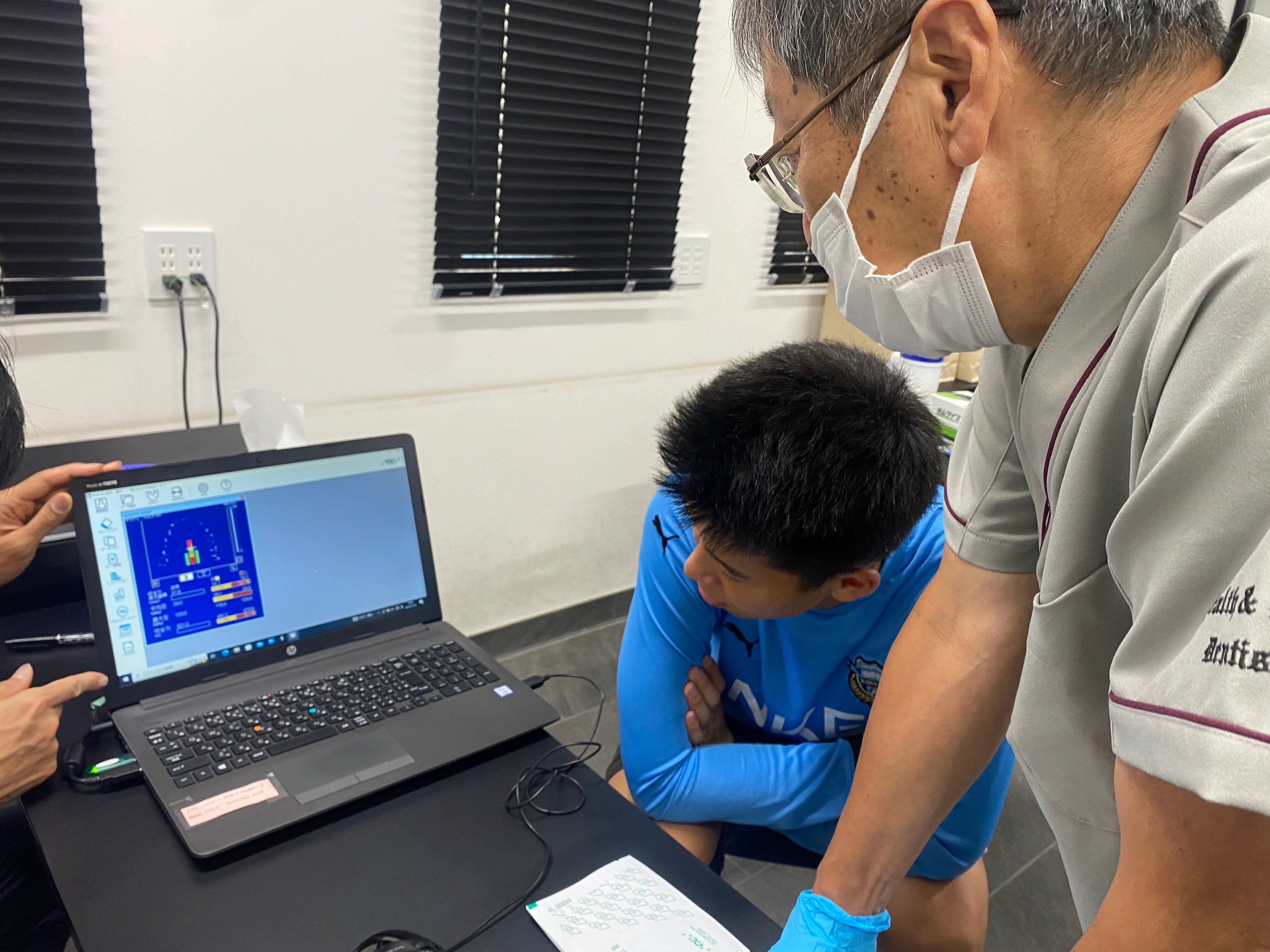 噛むチカラ測定結果のアドバイスを受ける高井選手