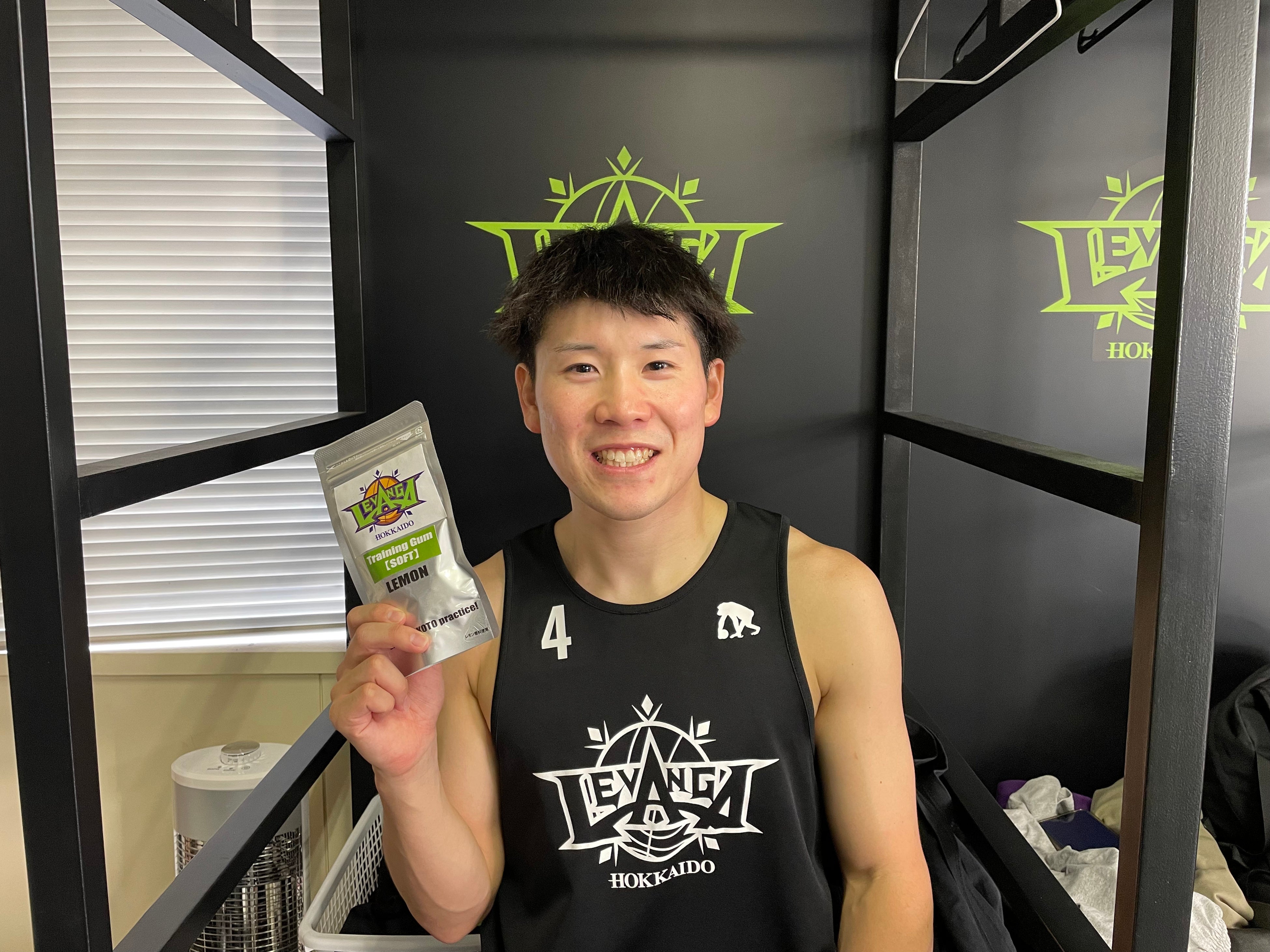トレーニングガムを手にする寺園脩斗選手