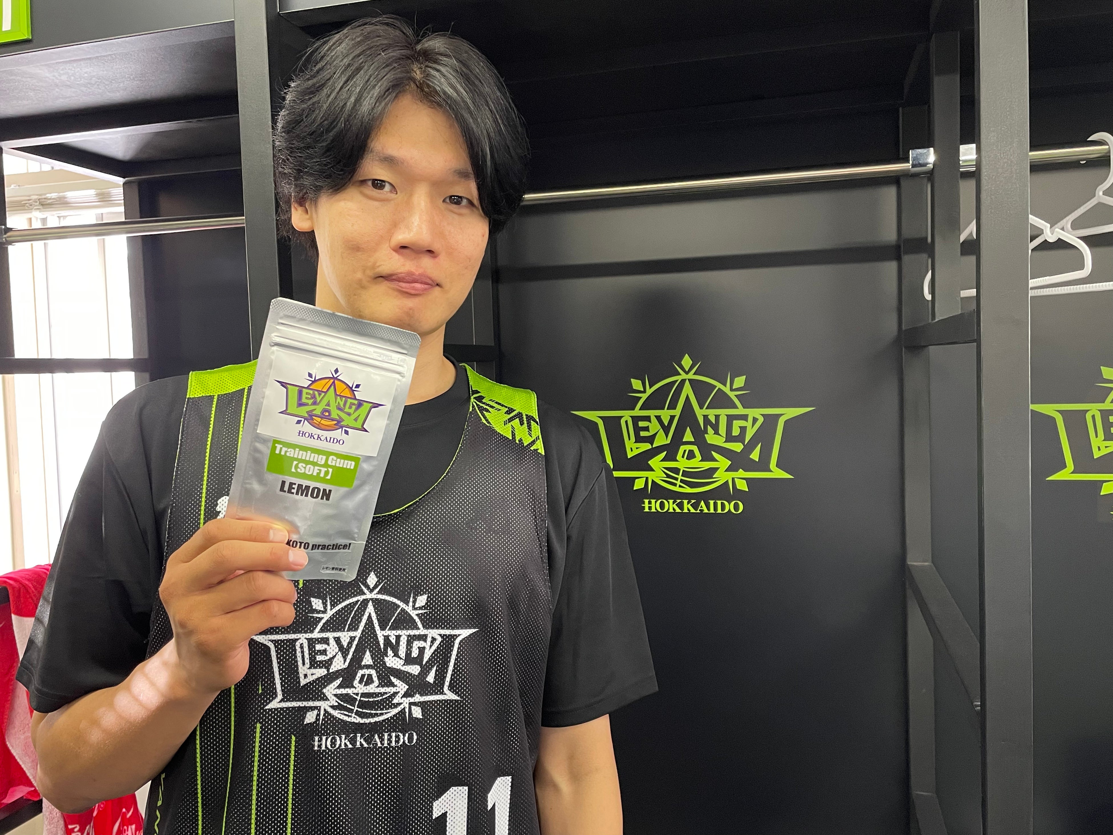 トレーニングガムを手にする桜井良太選手