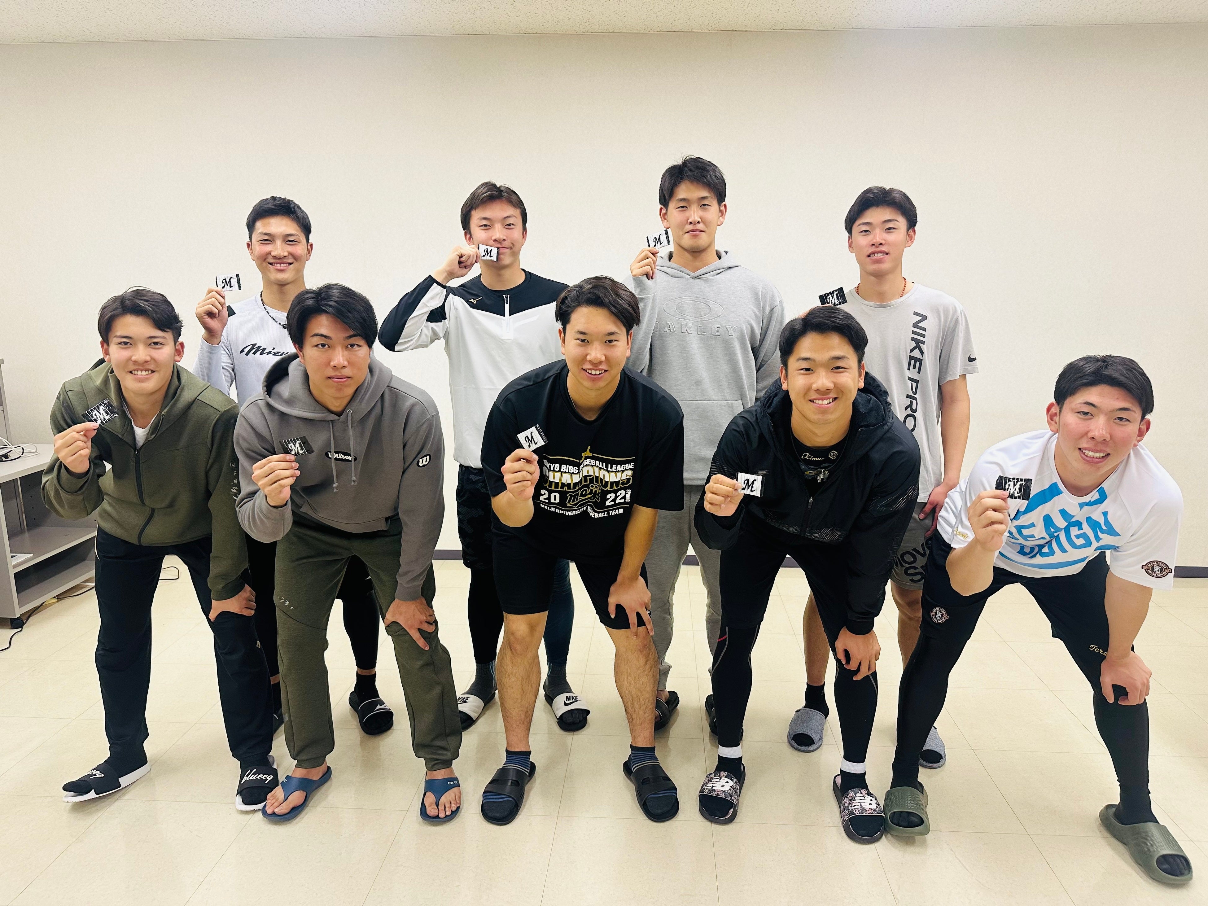 マリーンズ専用トレーニングガムを持つ、新入団選手９名